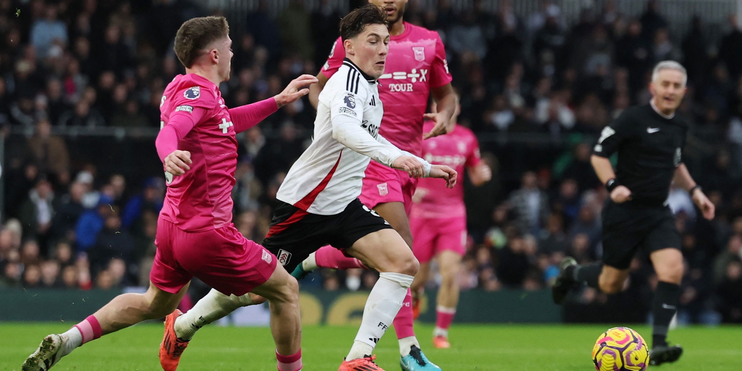 Leif Davis do Ipswich Town em ação com Harry Wilson do Fulham