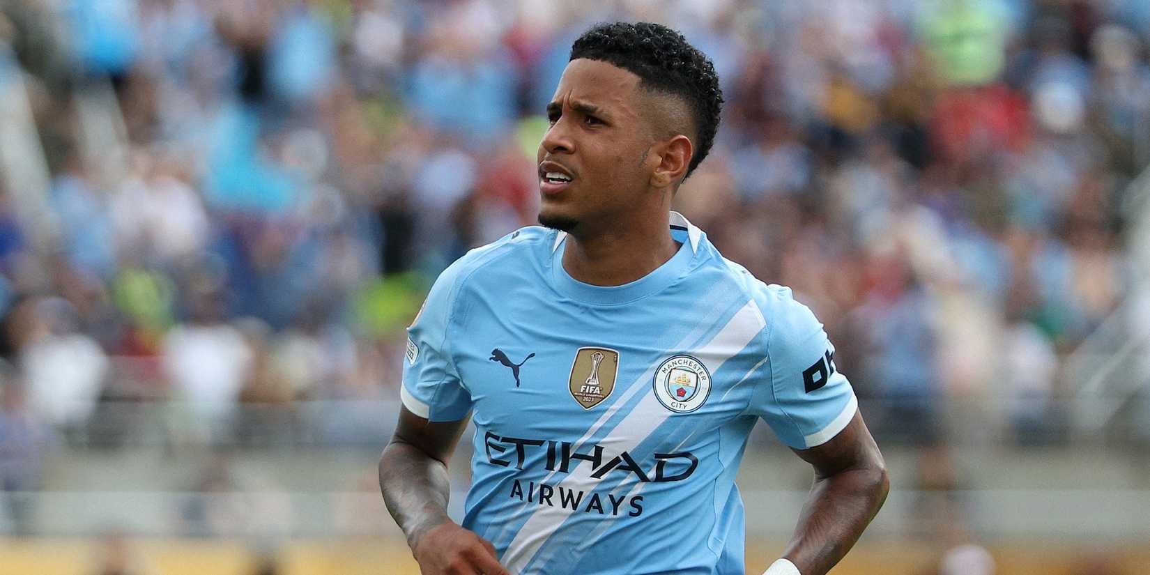 Savinho dari Manchester City merayakan mencetak gol kelima mereka