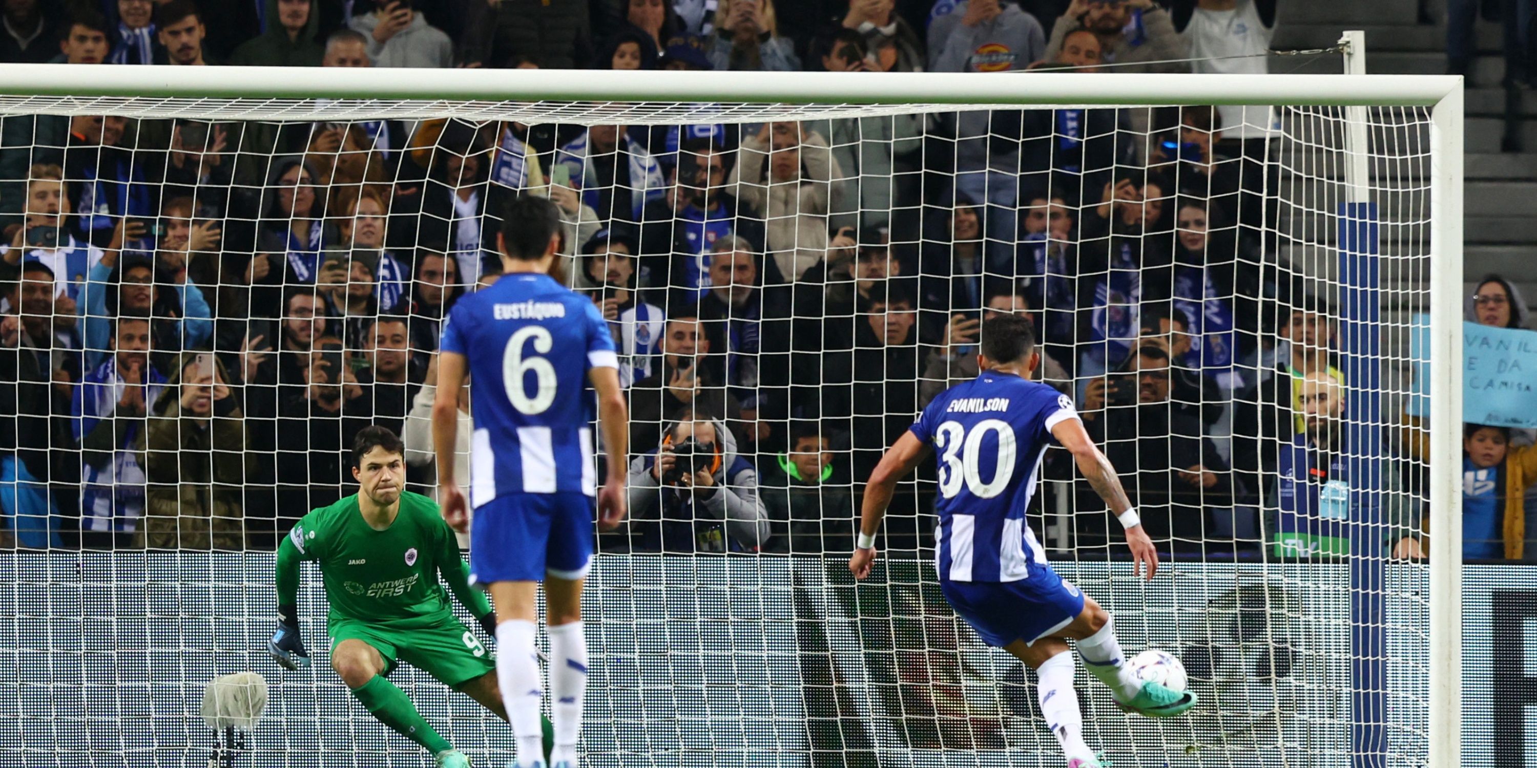 Aston Villa eye shock hijack for star who's on the verge joining Man Utd