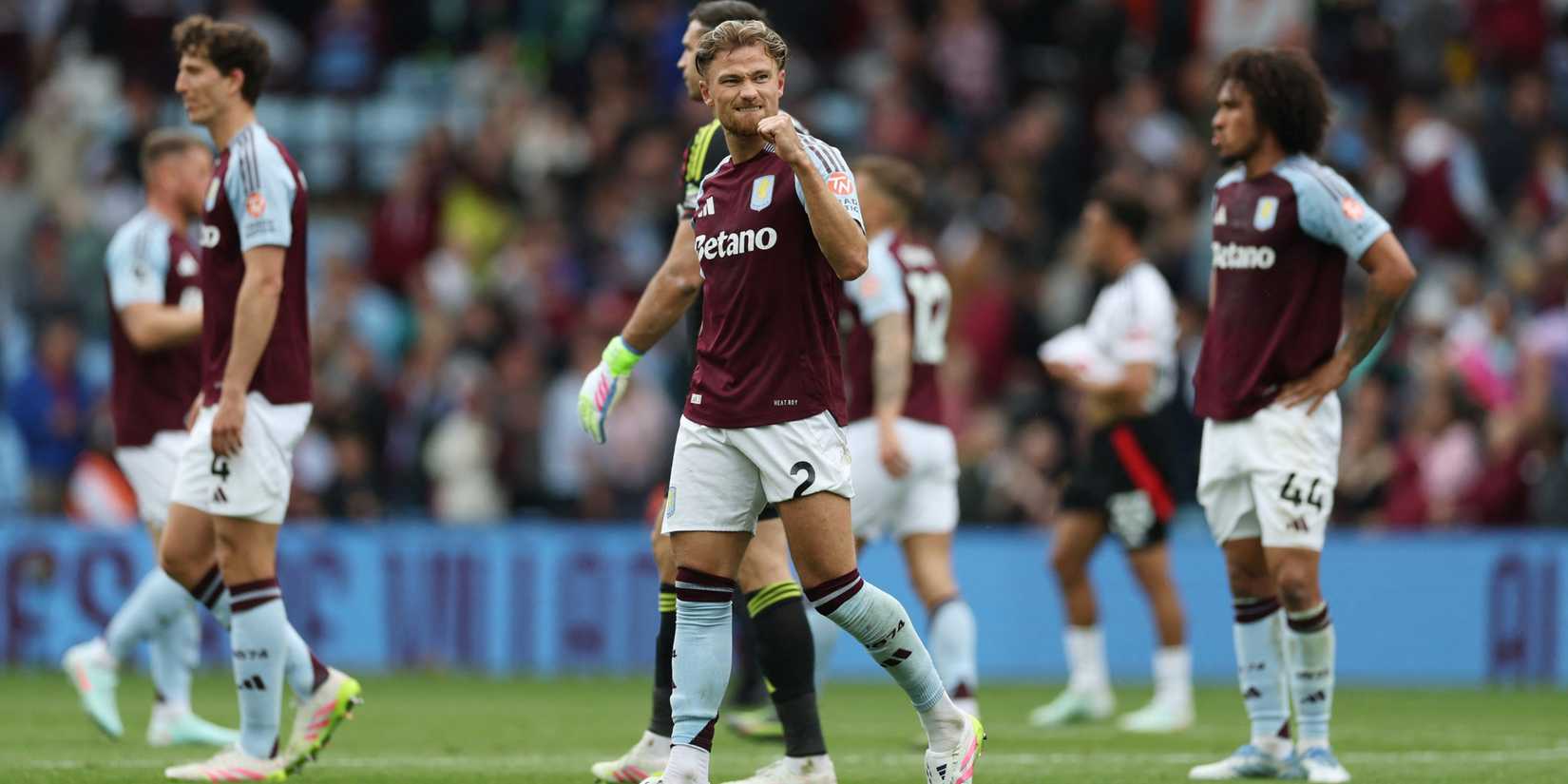 Matty Cash do Aston Villa comemora