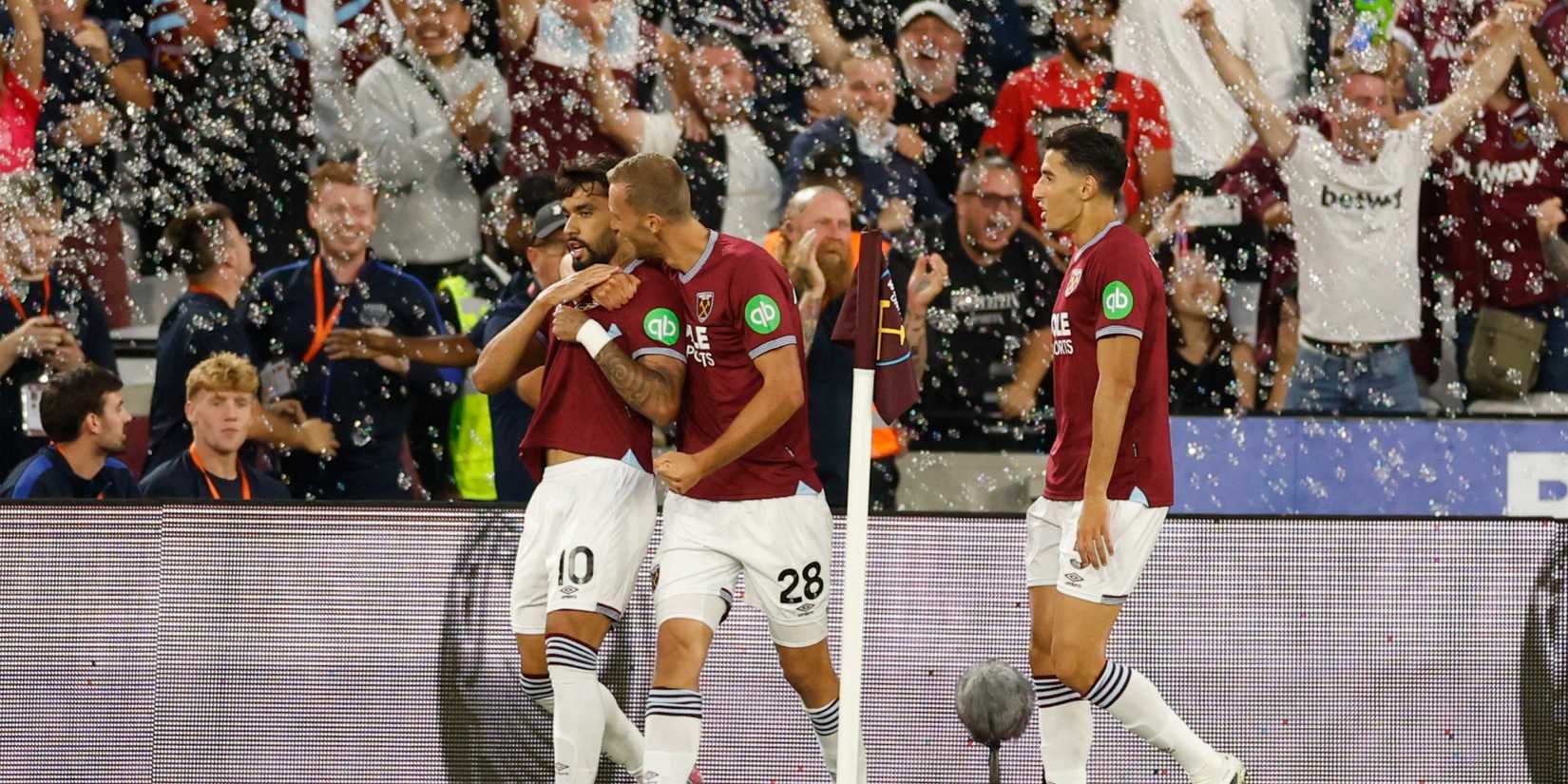 Tomas Soucek celebra com Lucas Paquetá