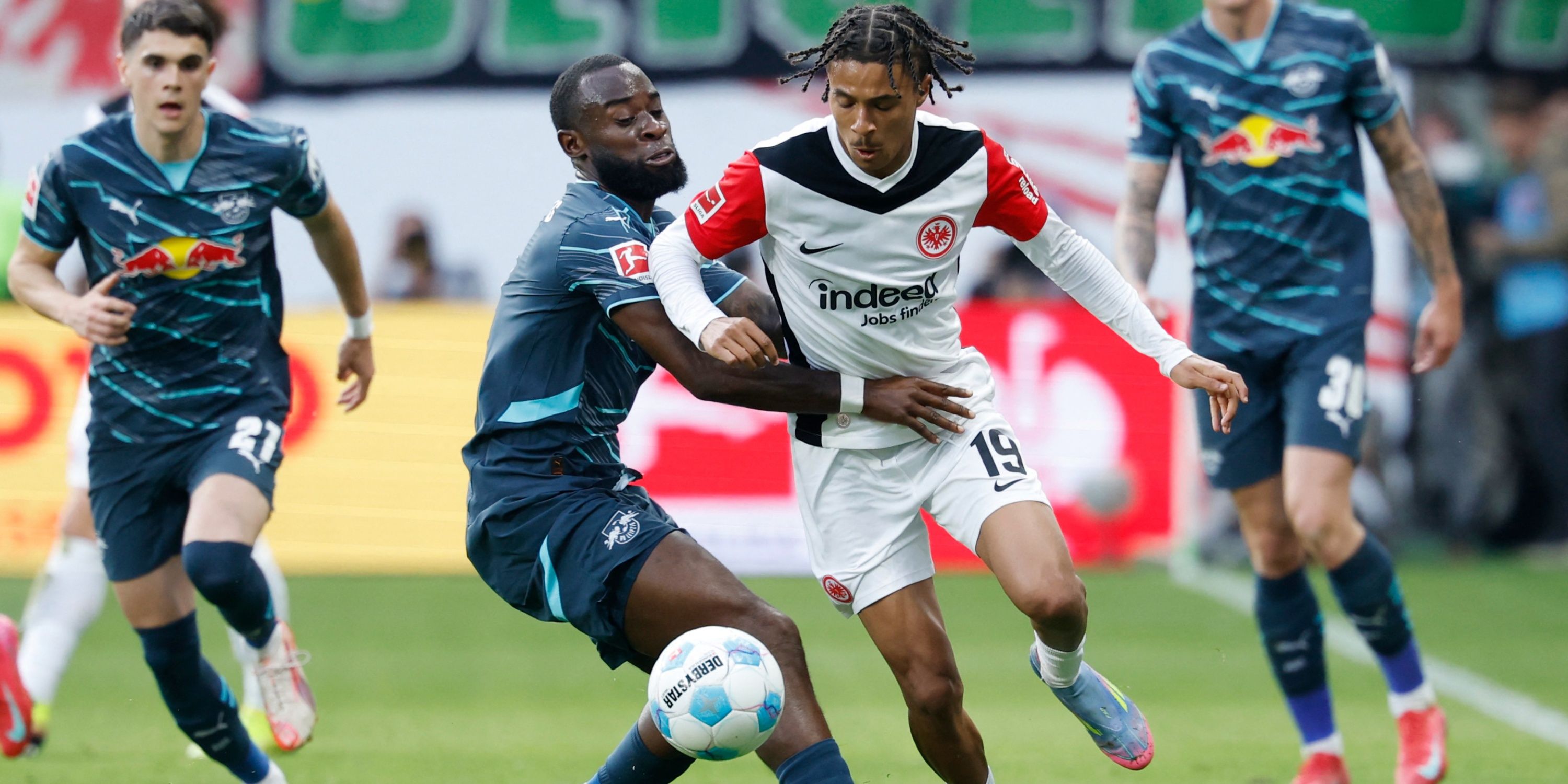 Lutsharel Geertruida en acción con el RB Leipzig