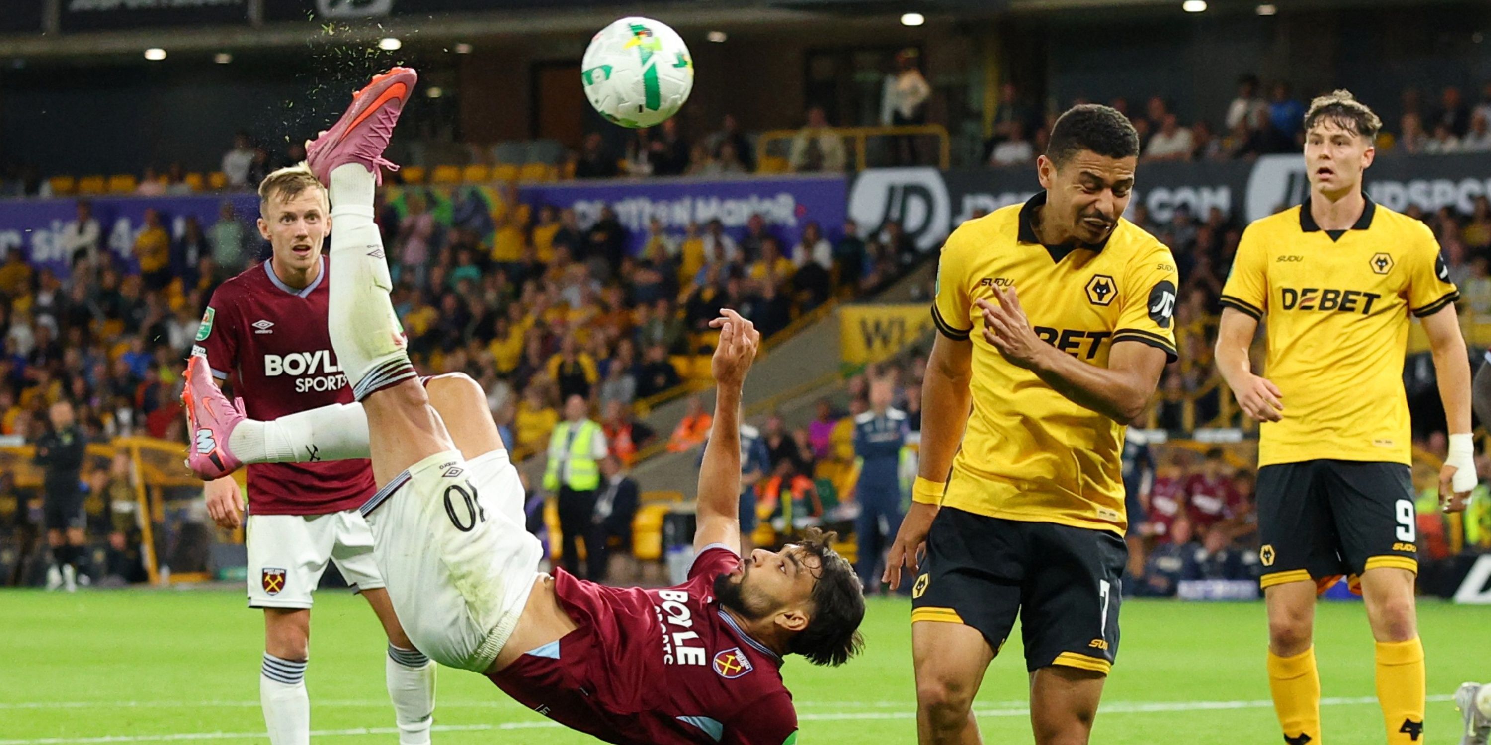 Everton hold talks to beat Premier League rivals to "maverick" £50m star