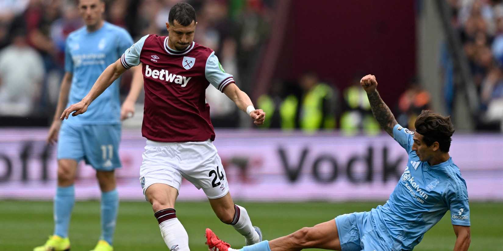 Nicolas Dominguez of Nottingham Forest vs. Guido Rodriguez of West Ham United