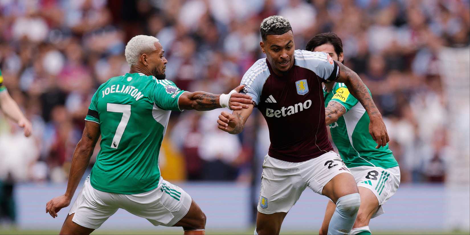 Morgan Rogers em ação contra Joelinton