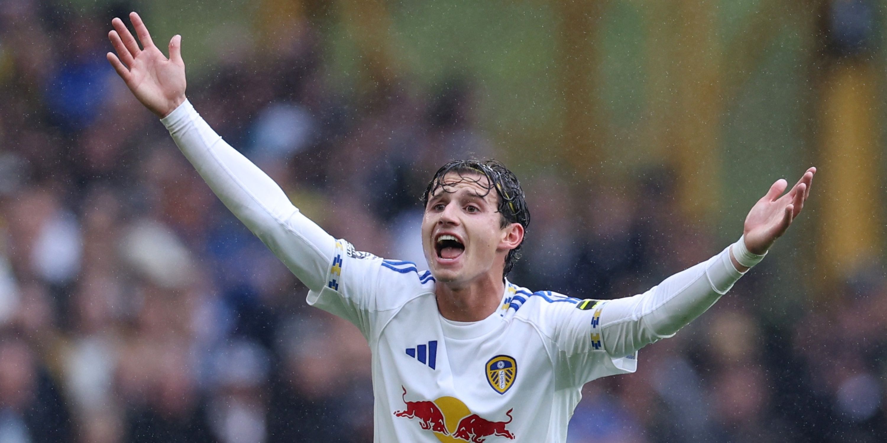 Brenden Aaronson em campo pelo Leeds United, vestindo o uniforme branco do clube.