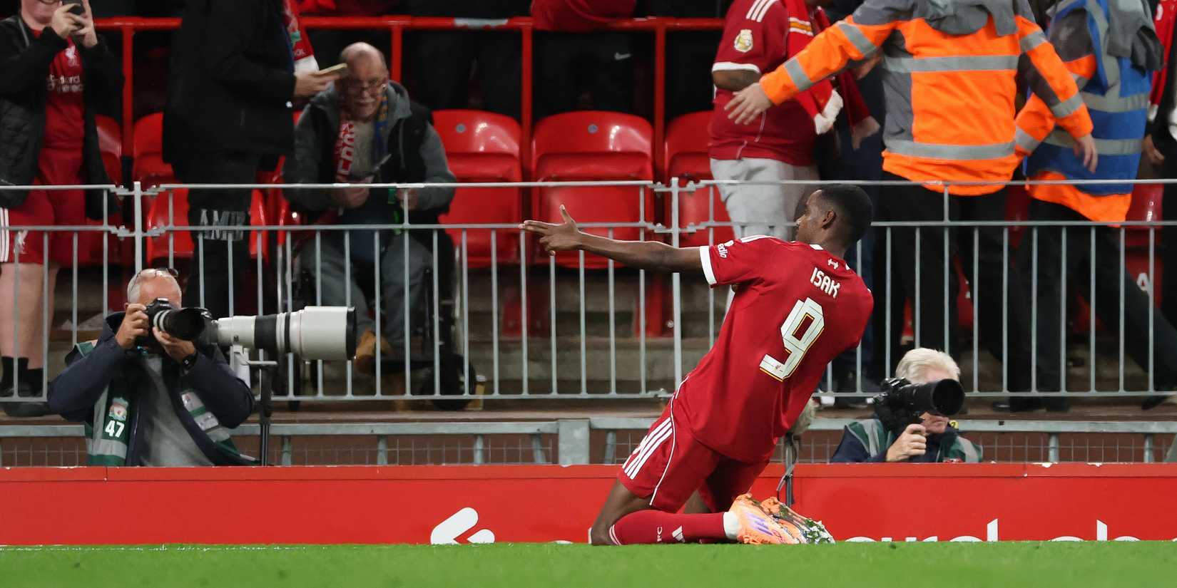 Alexander Isak scores for Liverpool-1