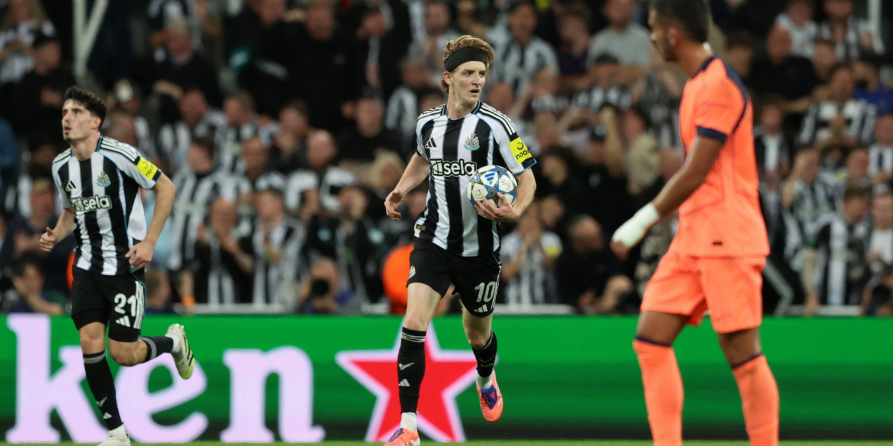 Anthony Gordon em ação pelo Newcastle