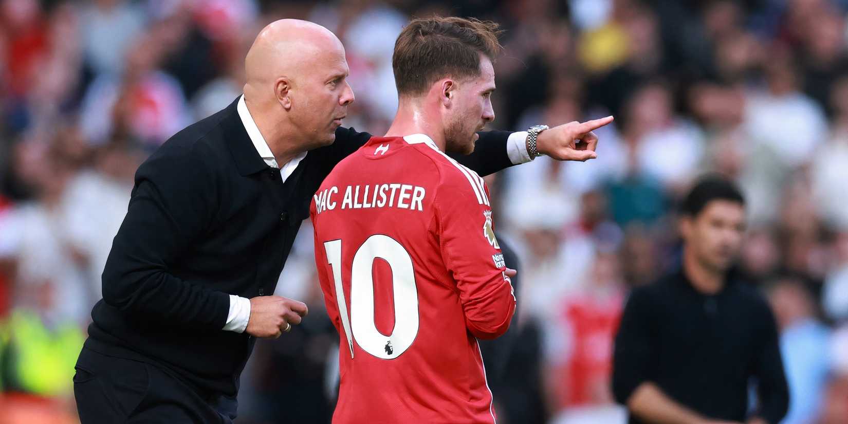 Arne Slot e Alexis Mac Allister pelo Liverpool