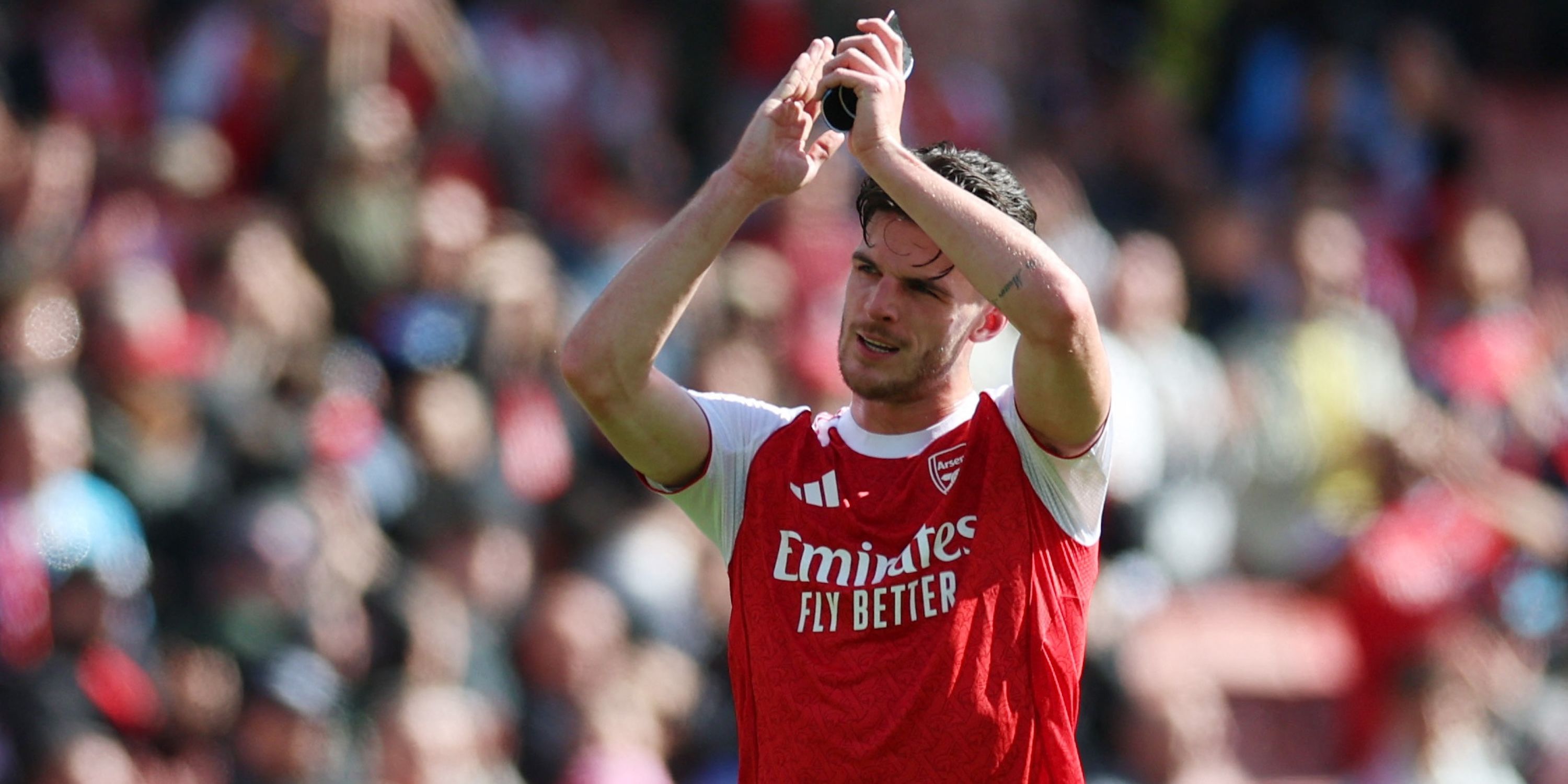 Declan Rice aplaude os torcedores do Arsenal após o jogo.