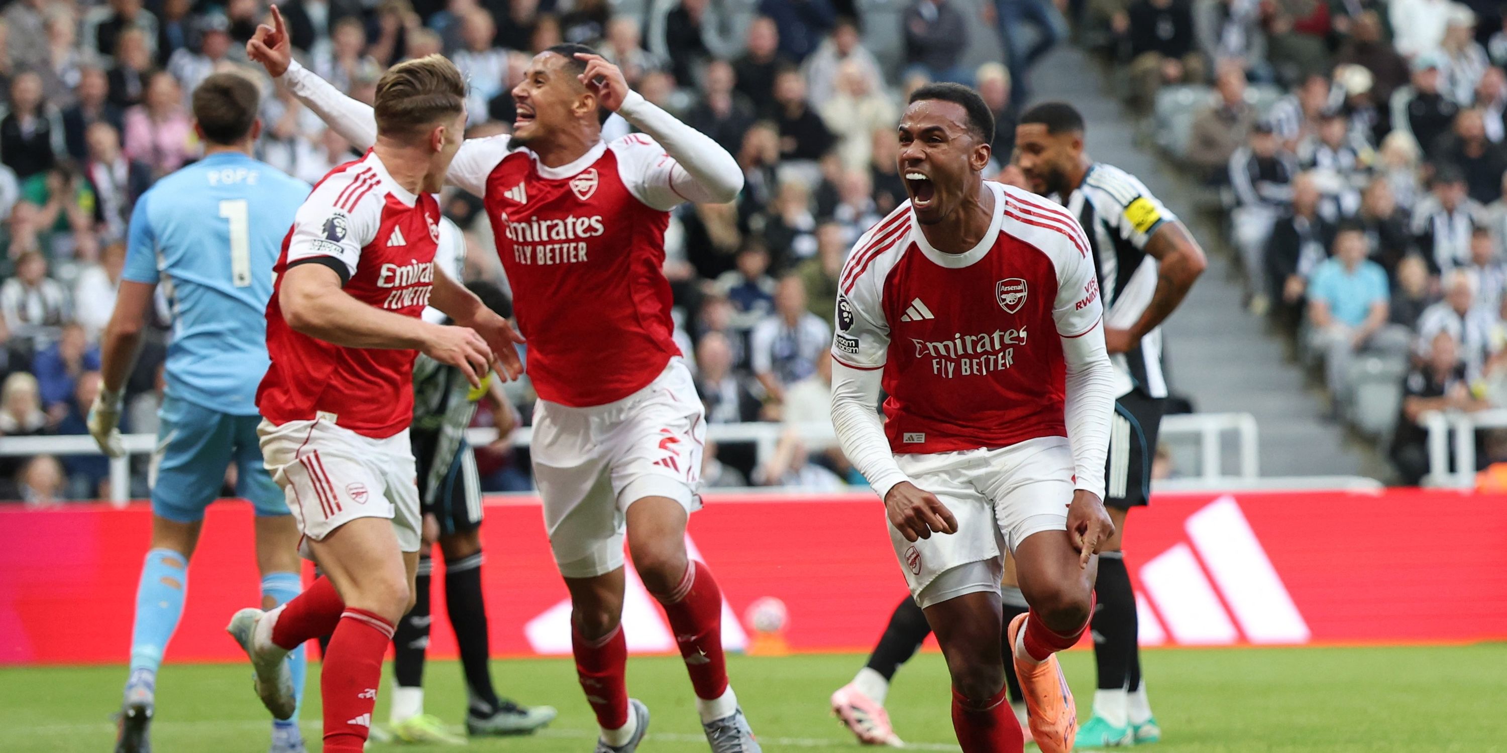 Gabriel Magalhães do Arsenal comemora gol