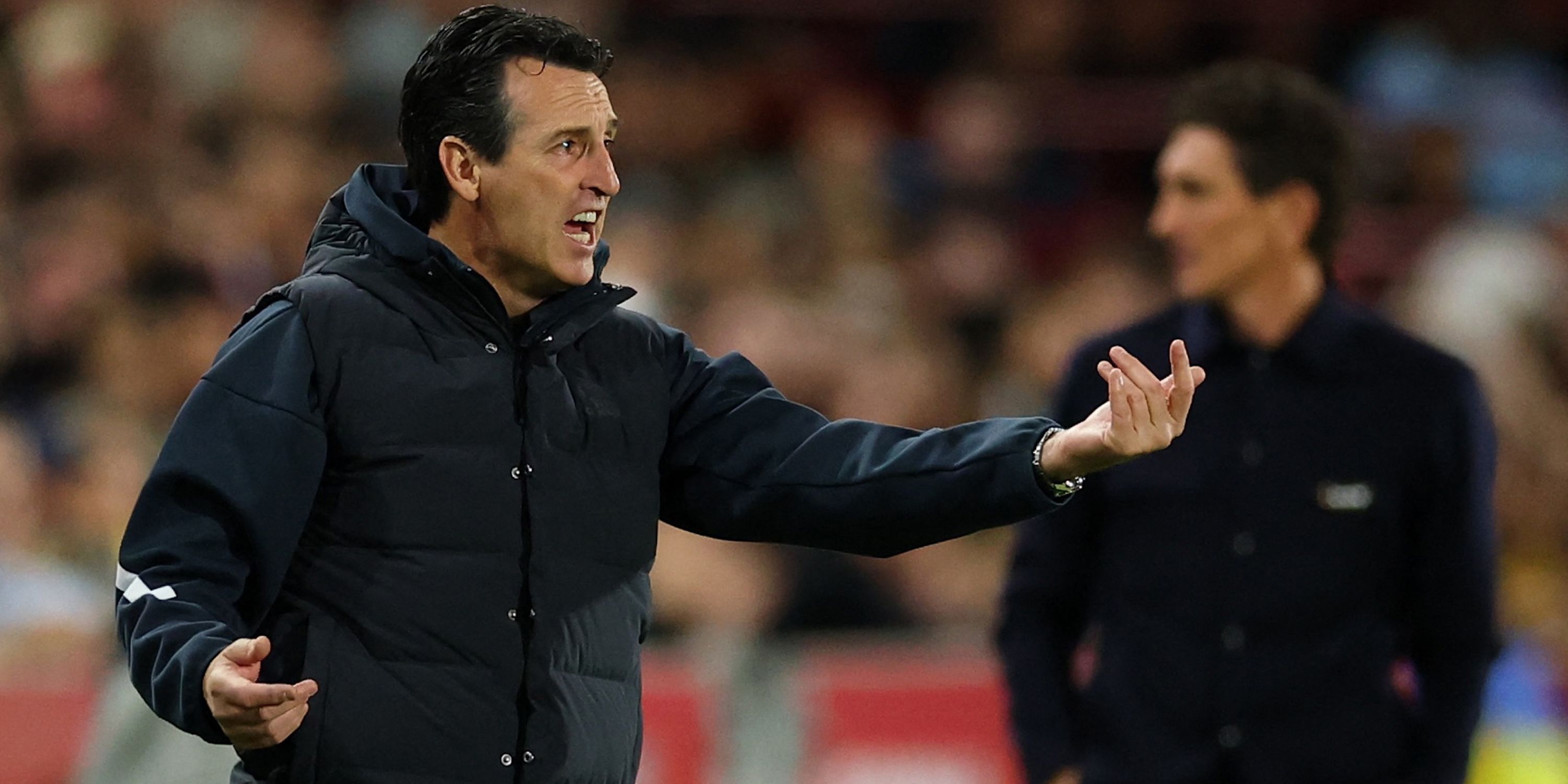 Unai Emery, treinador do Aston Villa, reage durante uma partida