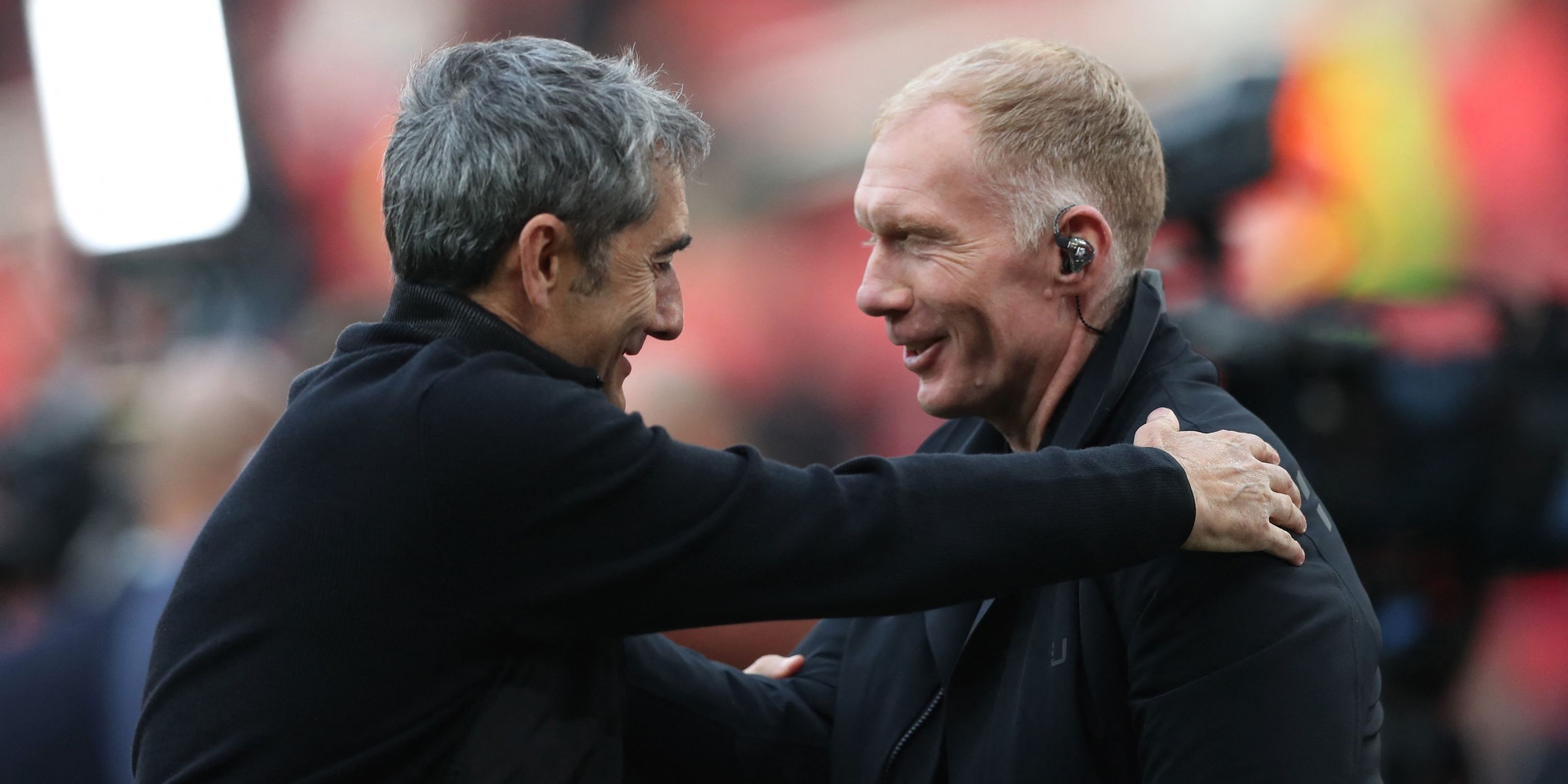 Paul Scholes conversando antes de um jogo