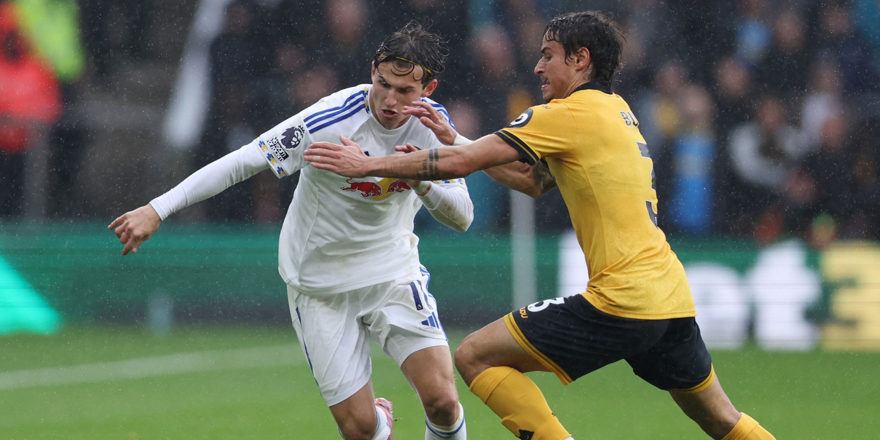 Brenden Aaronson olhando para o campo durante um jogo do Leeds.
