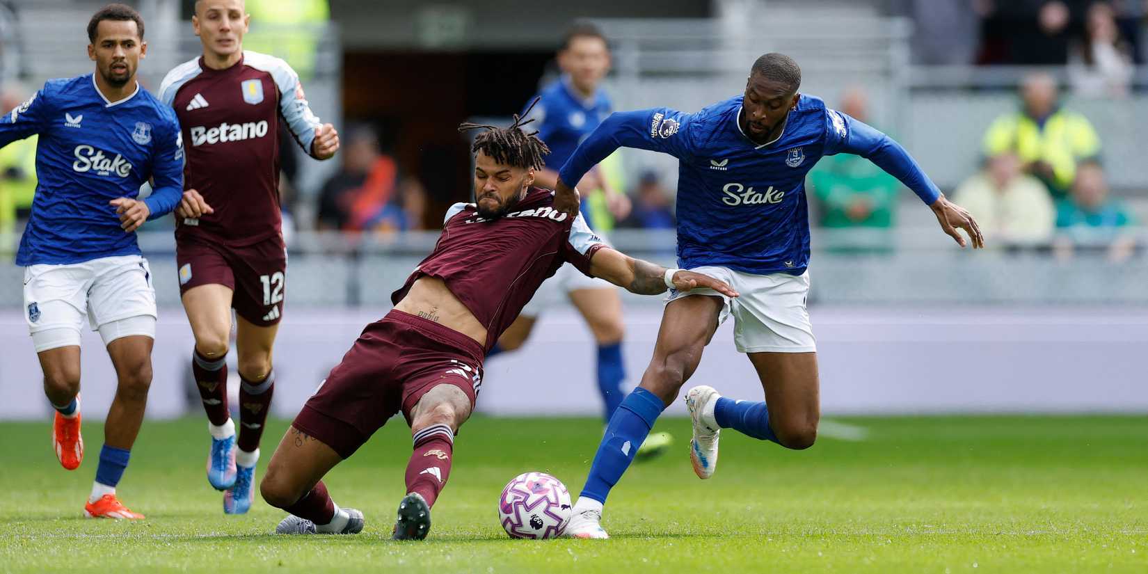 Beto in action for Everton