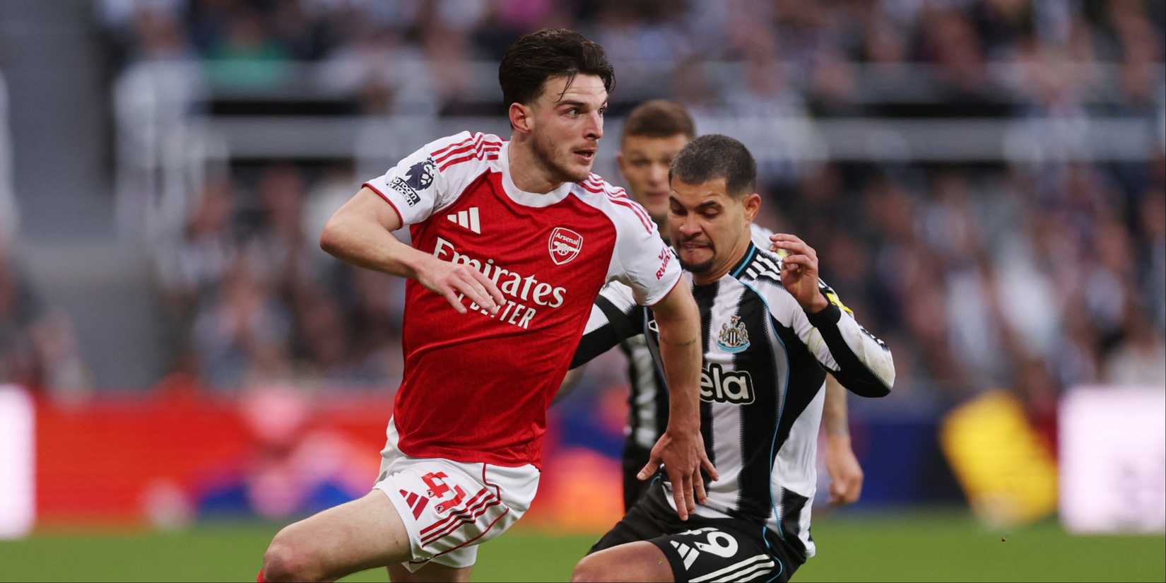 Declan Rice em ação contra Bruno Guimarães do Newcastle