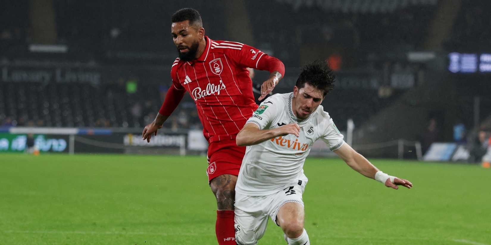 Дуглас Луис в форме Ноттингем Форест