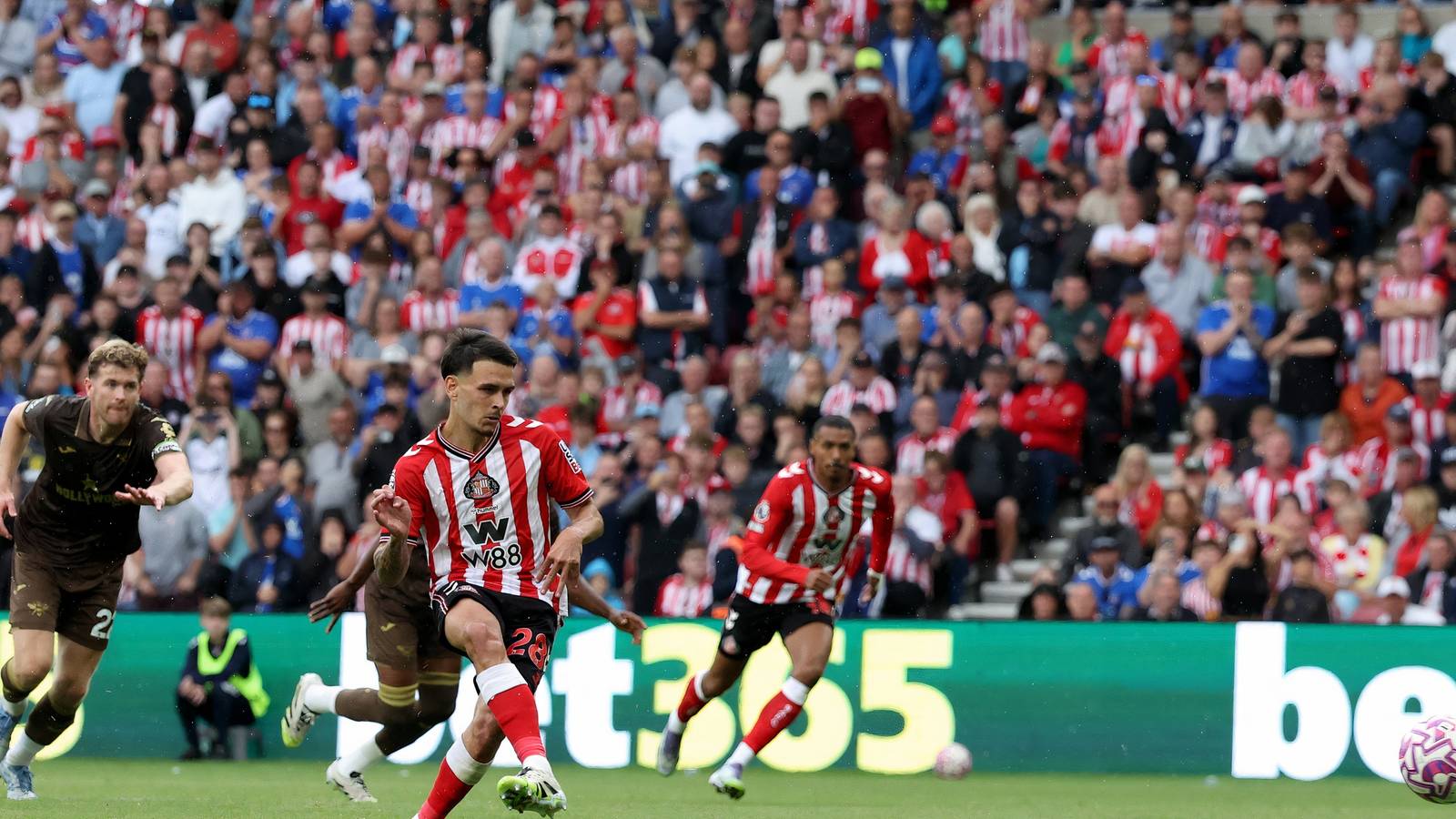 The new Enzo Le Fee: Sunderland make "offer" to sign £26m "monster"