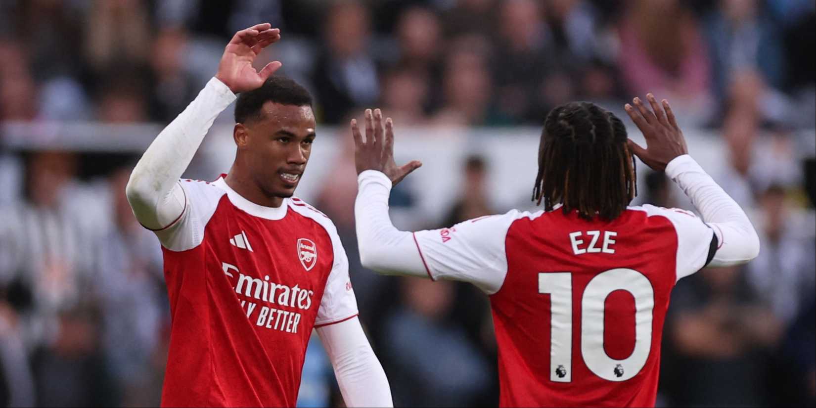 Eze e Gabriel em campo pelo Arsenal