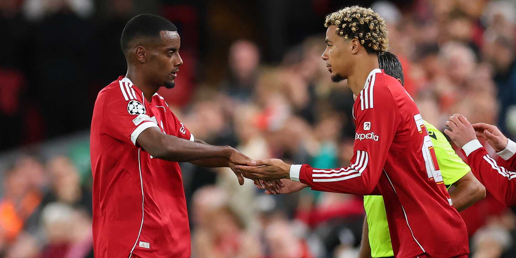 Hugo Ekitike replaces Alexander Isak