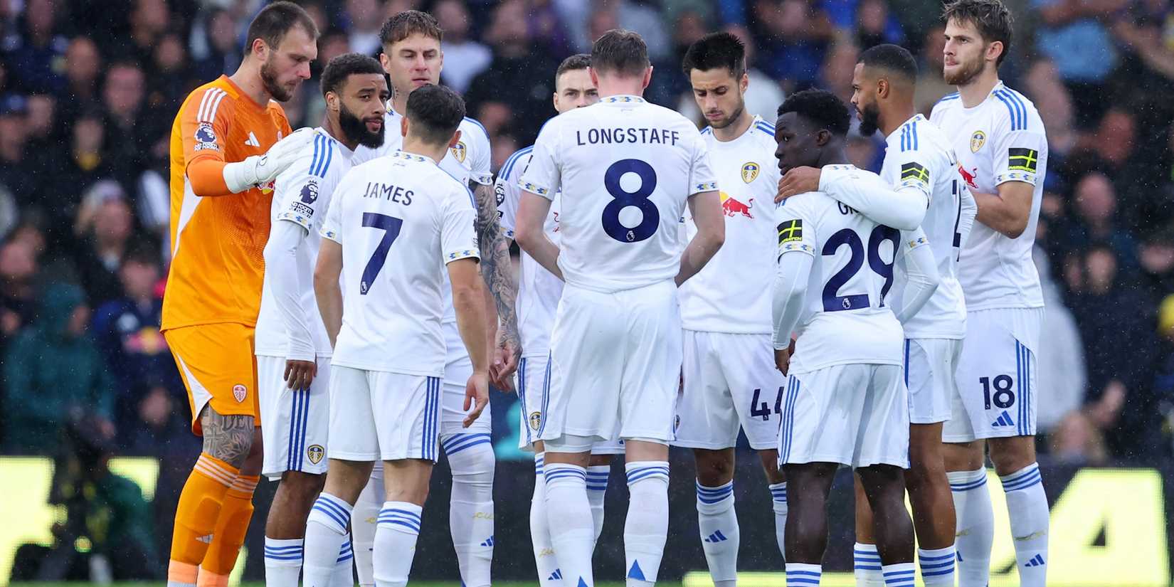 Jogadores do Leeds United se reúnem antes do jogo