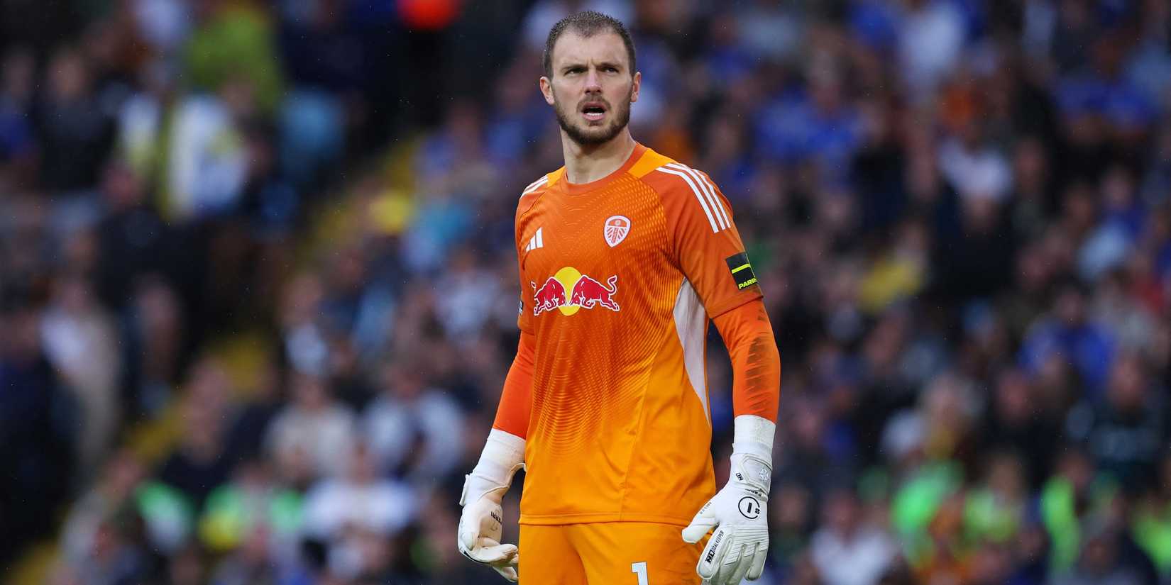 Lucas Perri, portero del Leeds United, en acción.