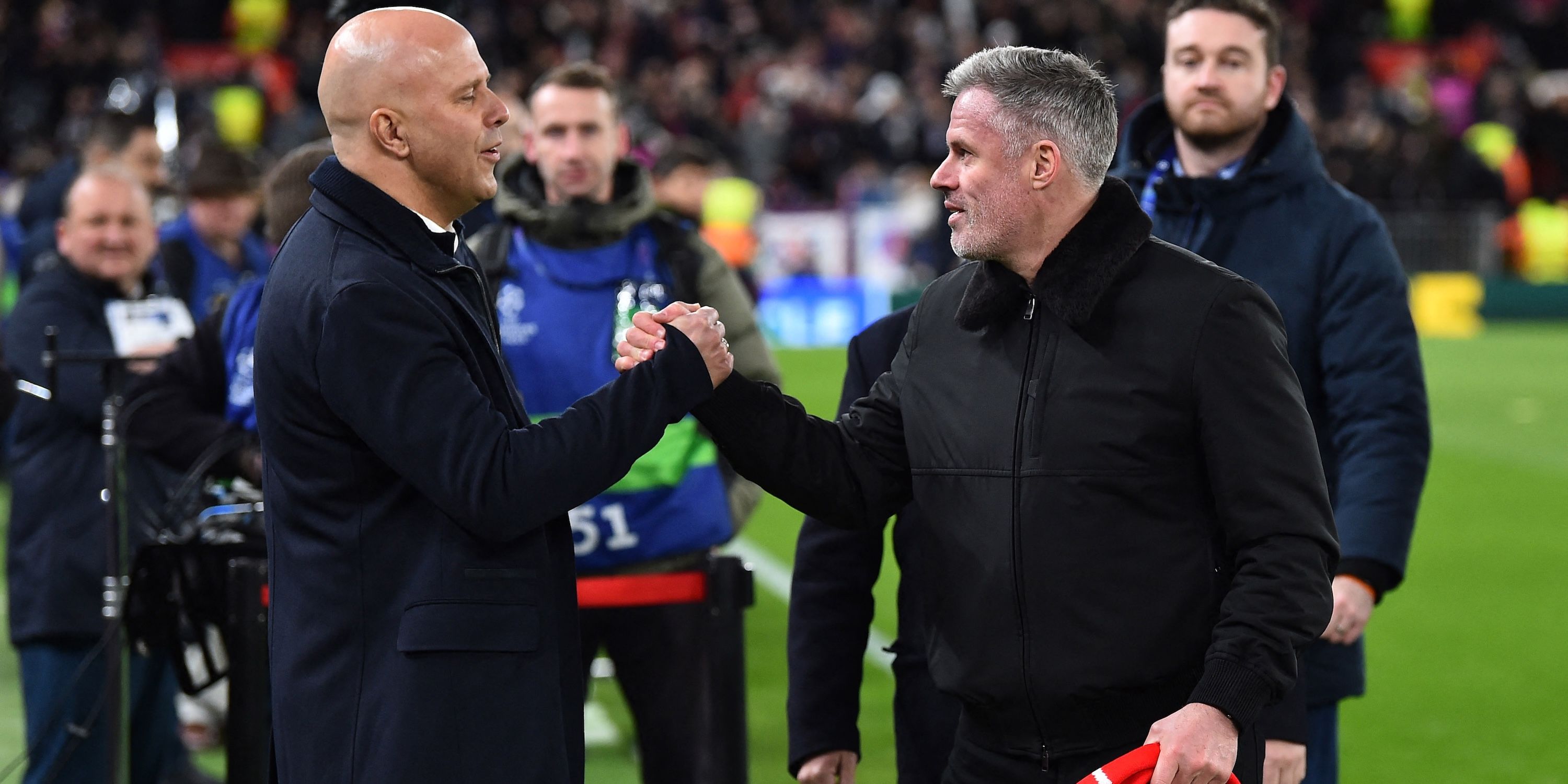 Arne Slot, entrenador del Liverpool, estrecha la mano con Jamie Carragher, comentarista de televisión y exfutbolista.