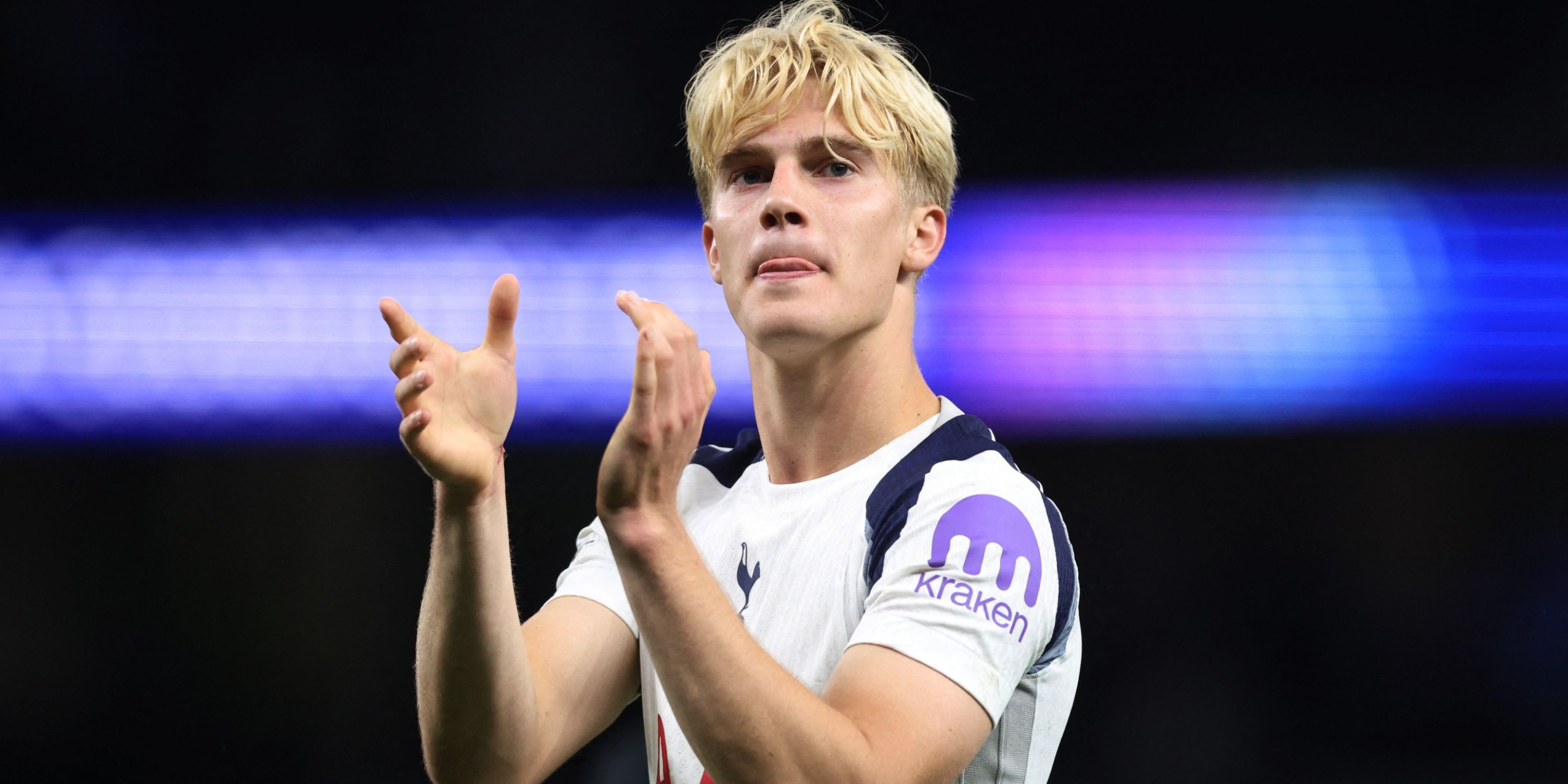 Лукас Бергвалль улыбается во время игры