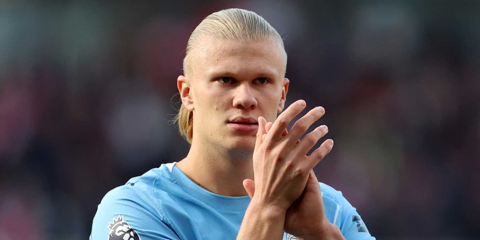 Manchester City Halland celebrates fans before the match