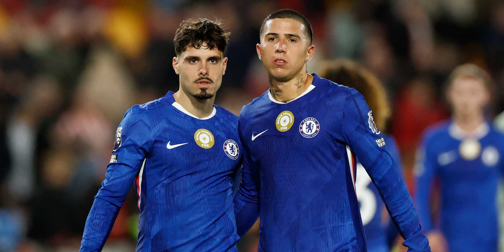 Pedro Neto e Enzo Fernández em campo
