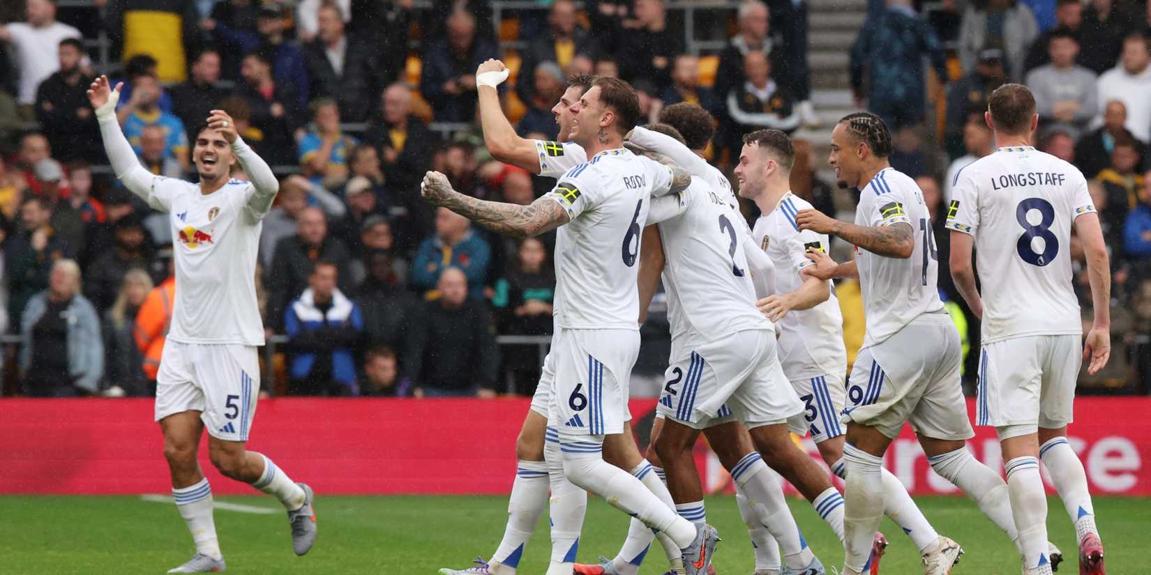 Jugadores del Leeds United celebrando un gol o victoria.