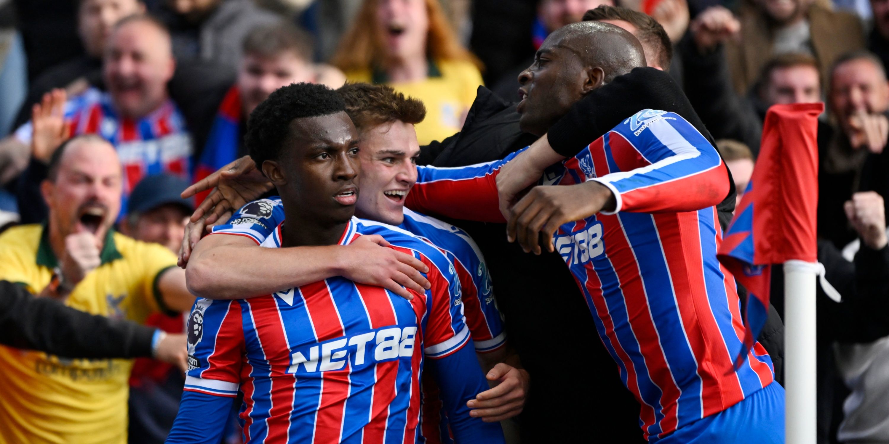 Игрок Ливерпуля Кертис Джонс на футбольном поле