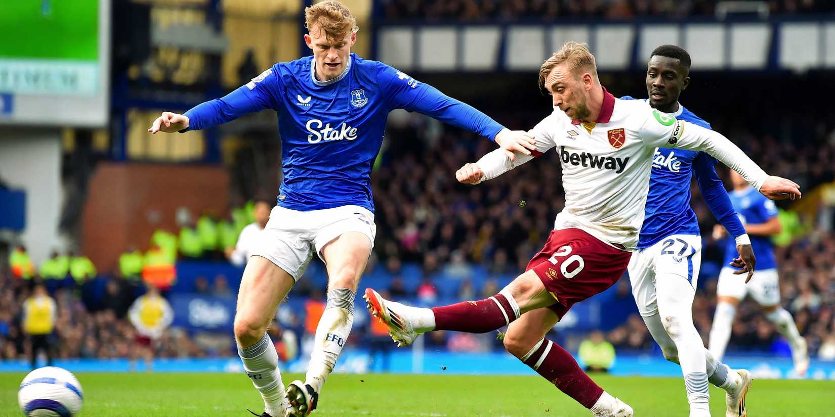 Джаррод Боуэн и игроки Вест Хэма в матче против Эвертона