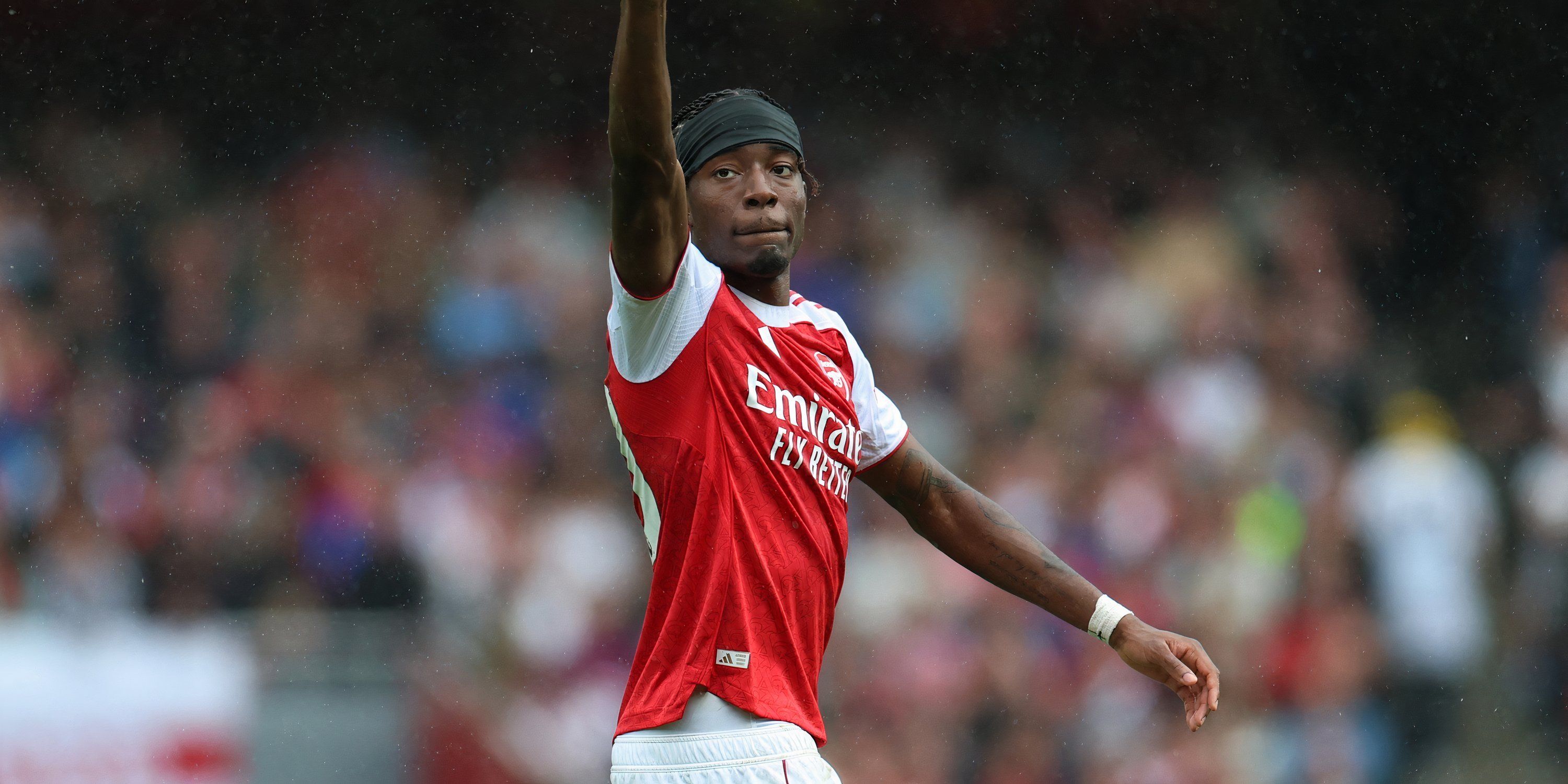 Noni Madueke en acción con el Arsenal