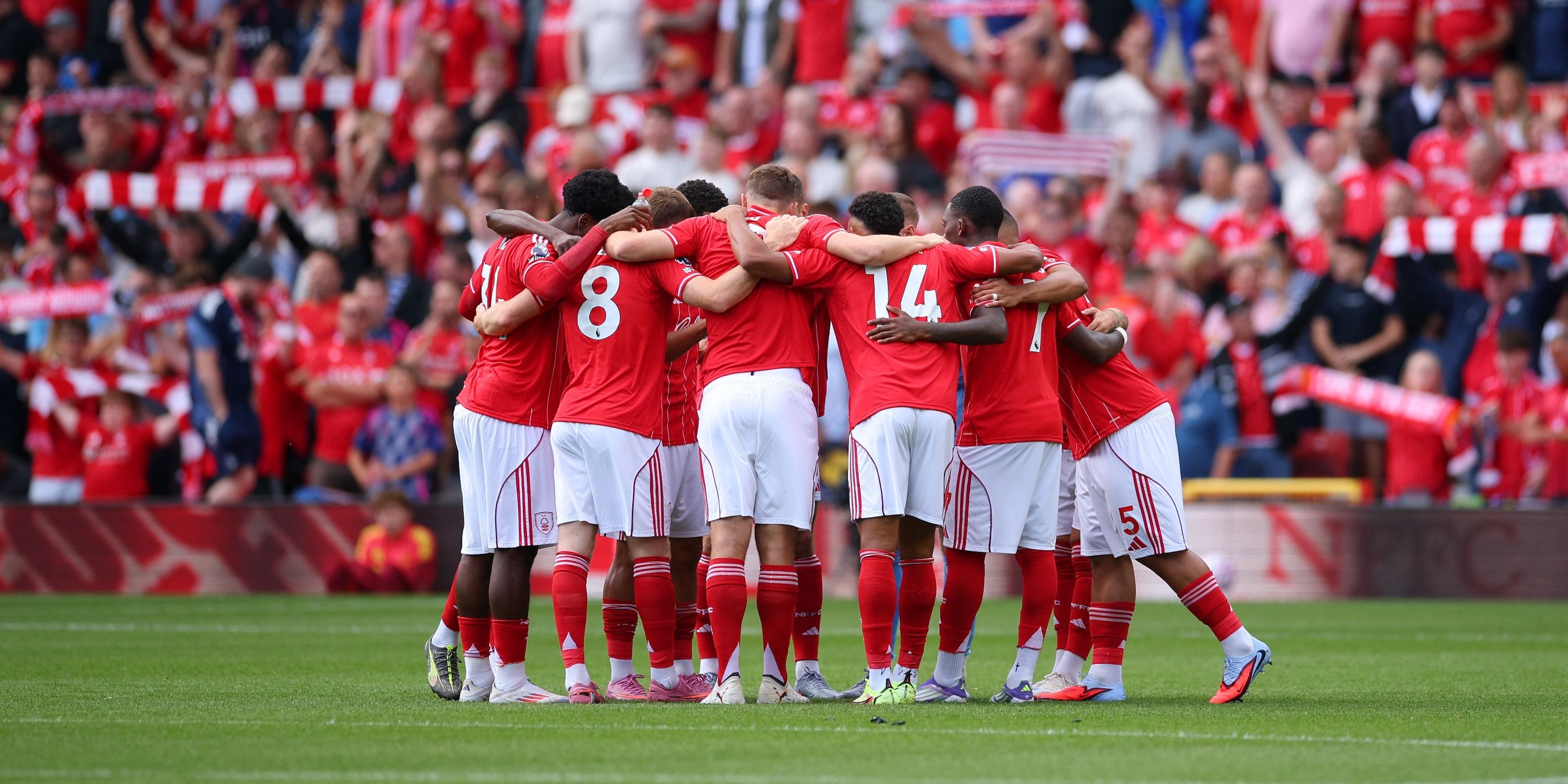 Jogadores do Nottingham Forest se reúnem antes do jogo
