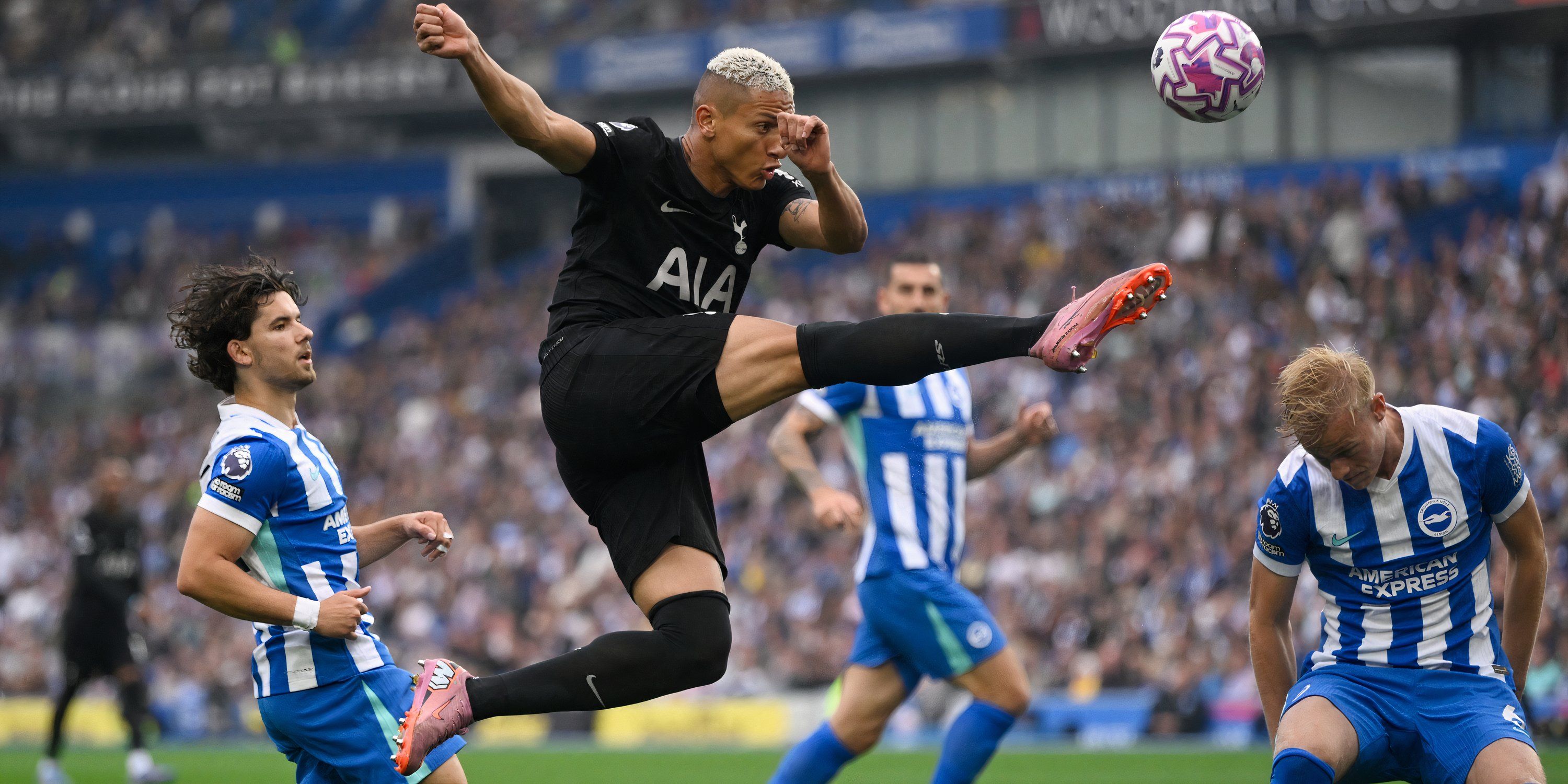 Richarlison en acción con el Tottenham
