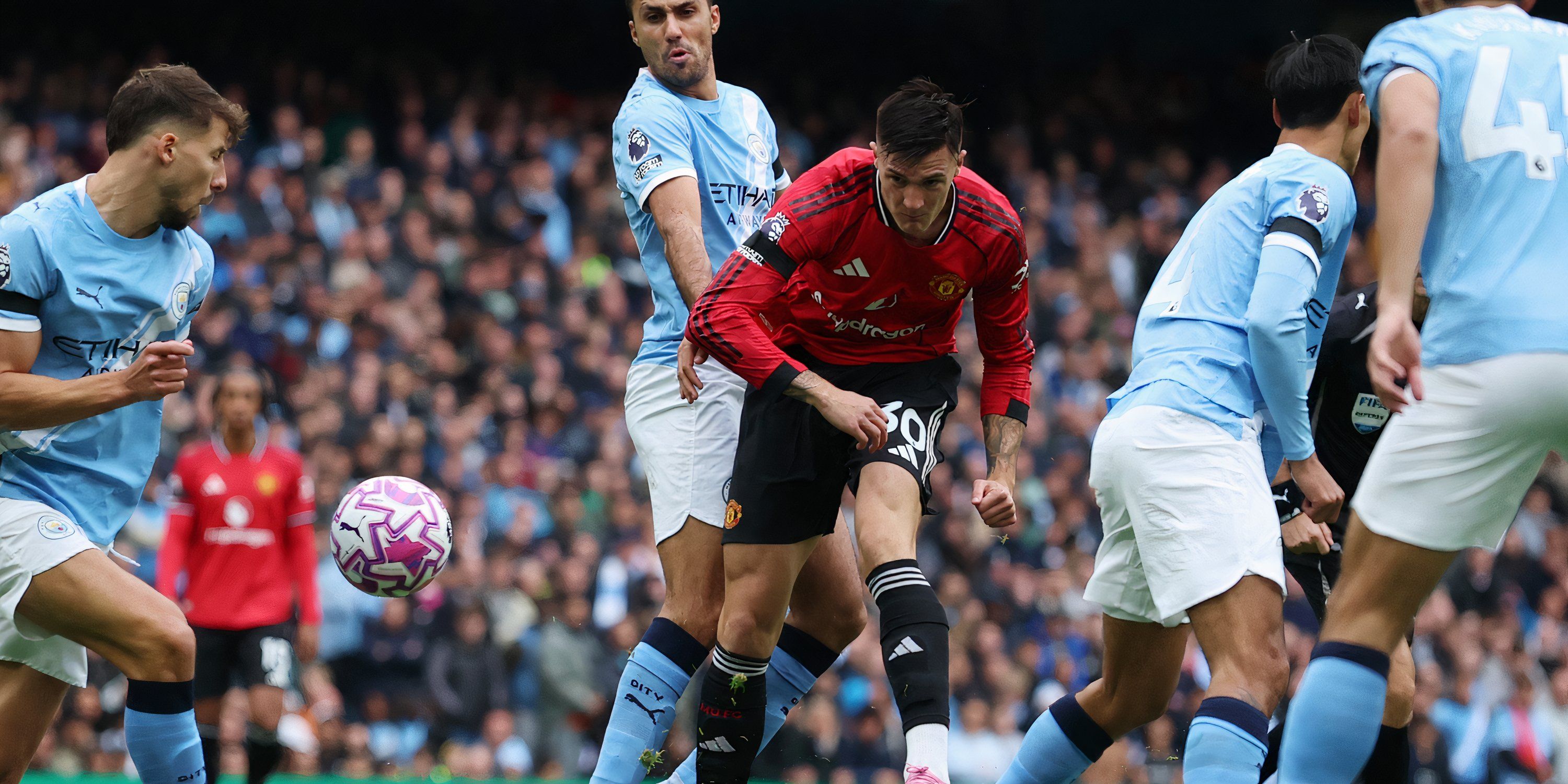 Benjamin Sesko em ação pelo Man Utd contra o Man City