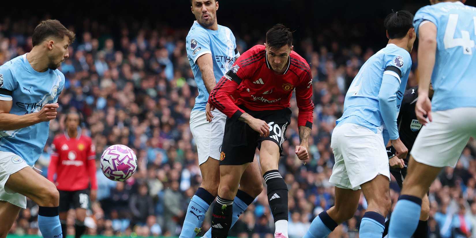 Беньямин Шешко на поле во время матча Манчестер Юнайтед против Манчестер Сити