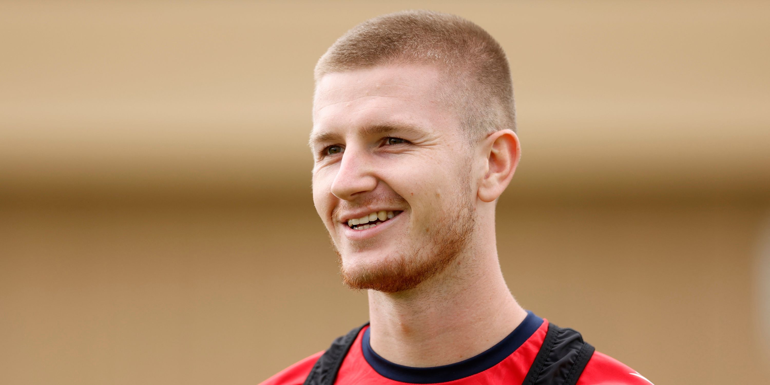 Adam Wharton del Crystal Palace durante un entrenamiento