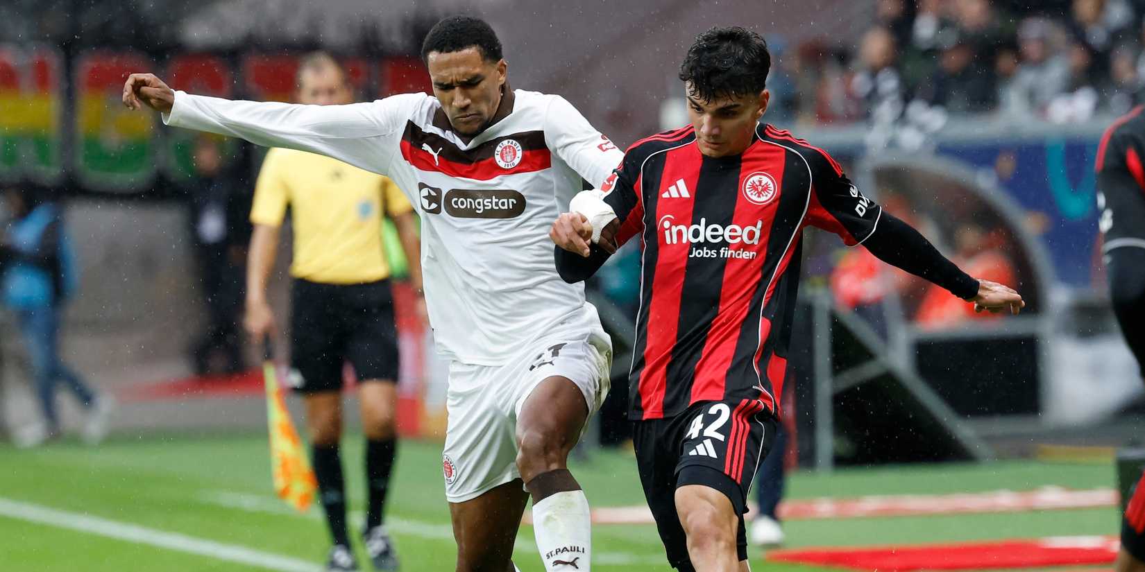 Eintracht Frankfurt's Can Uzun in action with St. Pauli's Andreas Hountondji