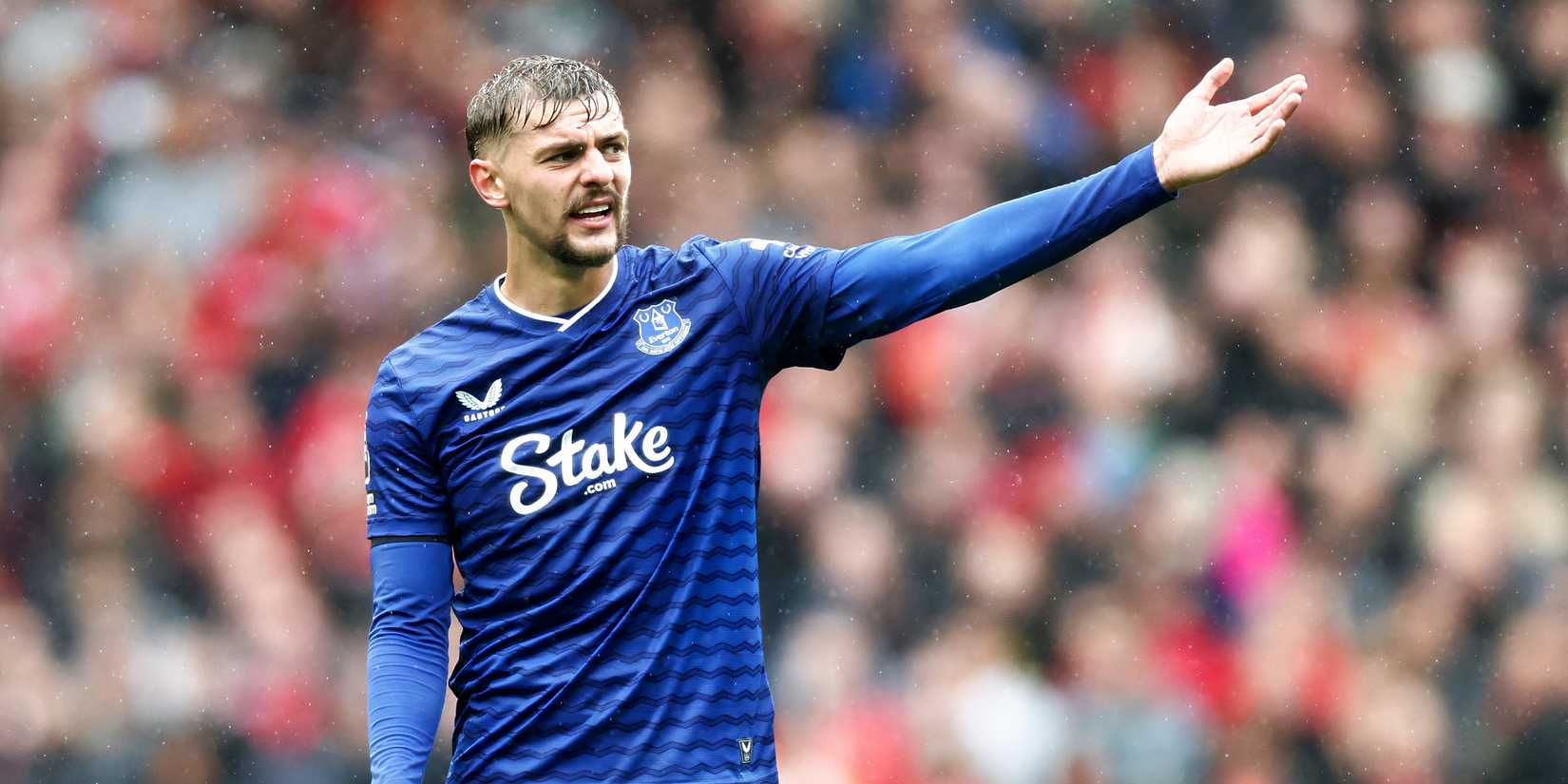 Kiernan Dewsbury-Hall con la camiseta del Everton