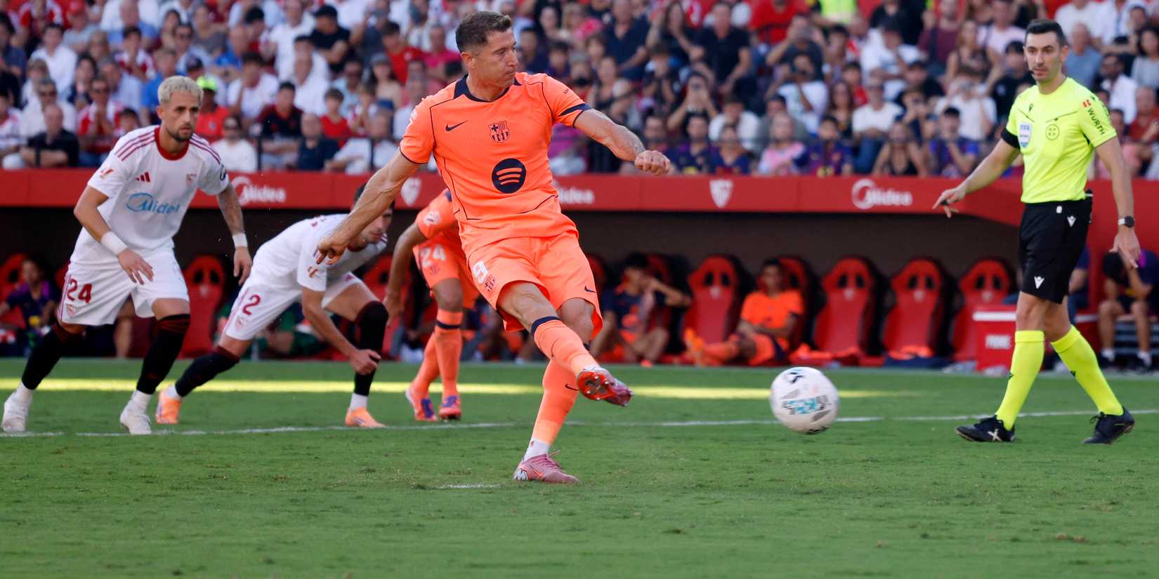 FC Barcelona's Robert Lewandowski misses a penalty