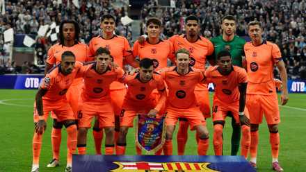 Alinhamento da equipe do Barcelona no St James' Park
