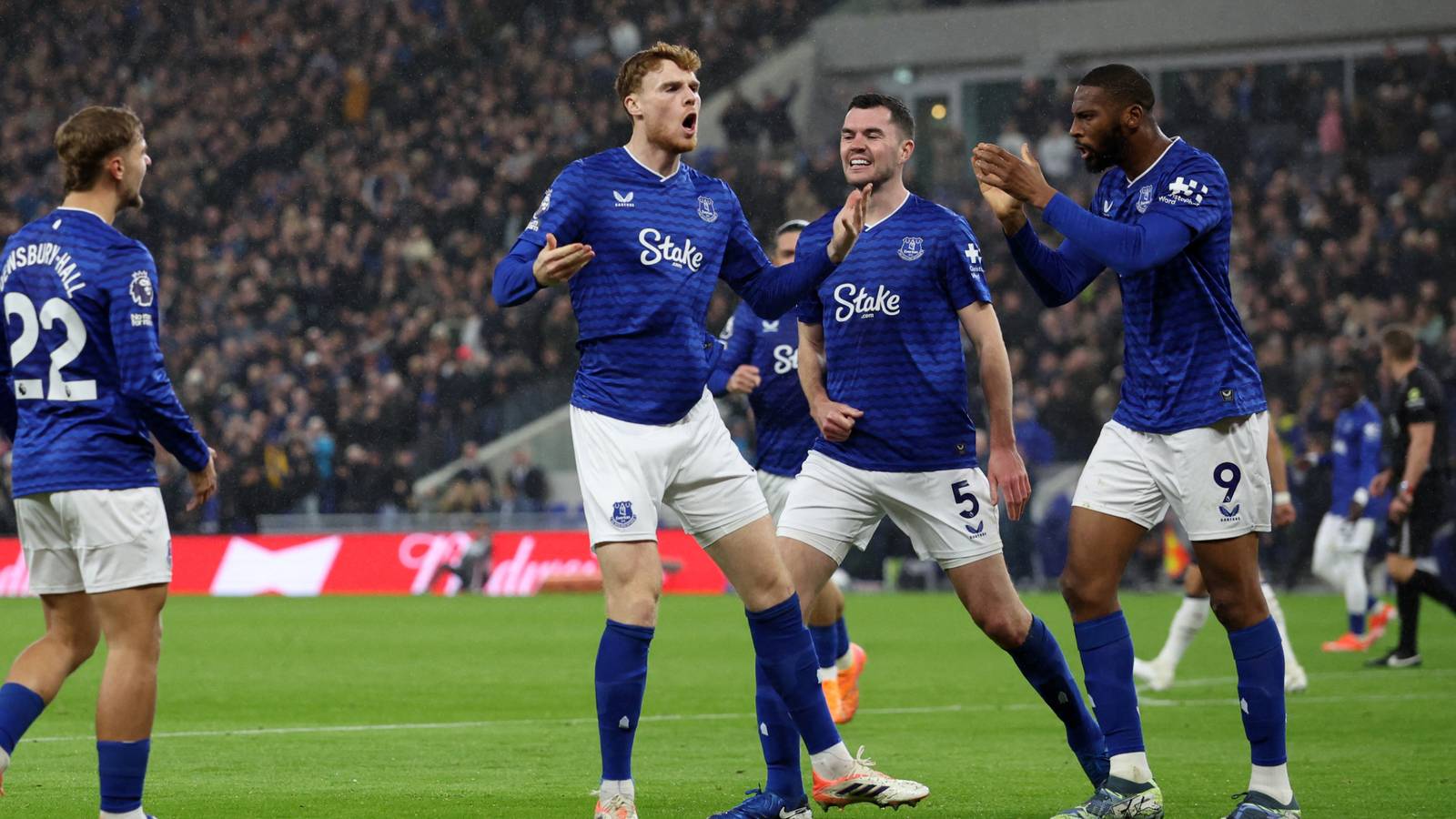 Sky journalist shares what he overheard on Sunday about “completely hopeless” Everton star Sky journalist shares what he overheard on Sunday about “completely hopeless” Everton star