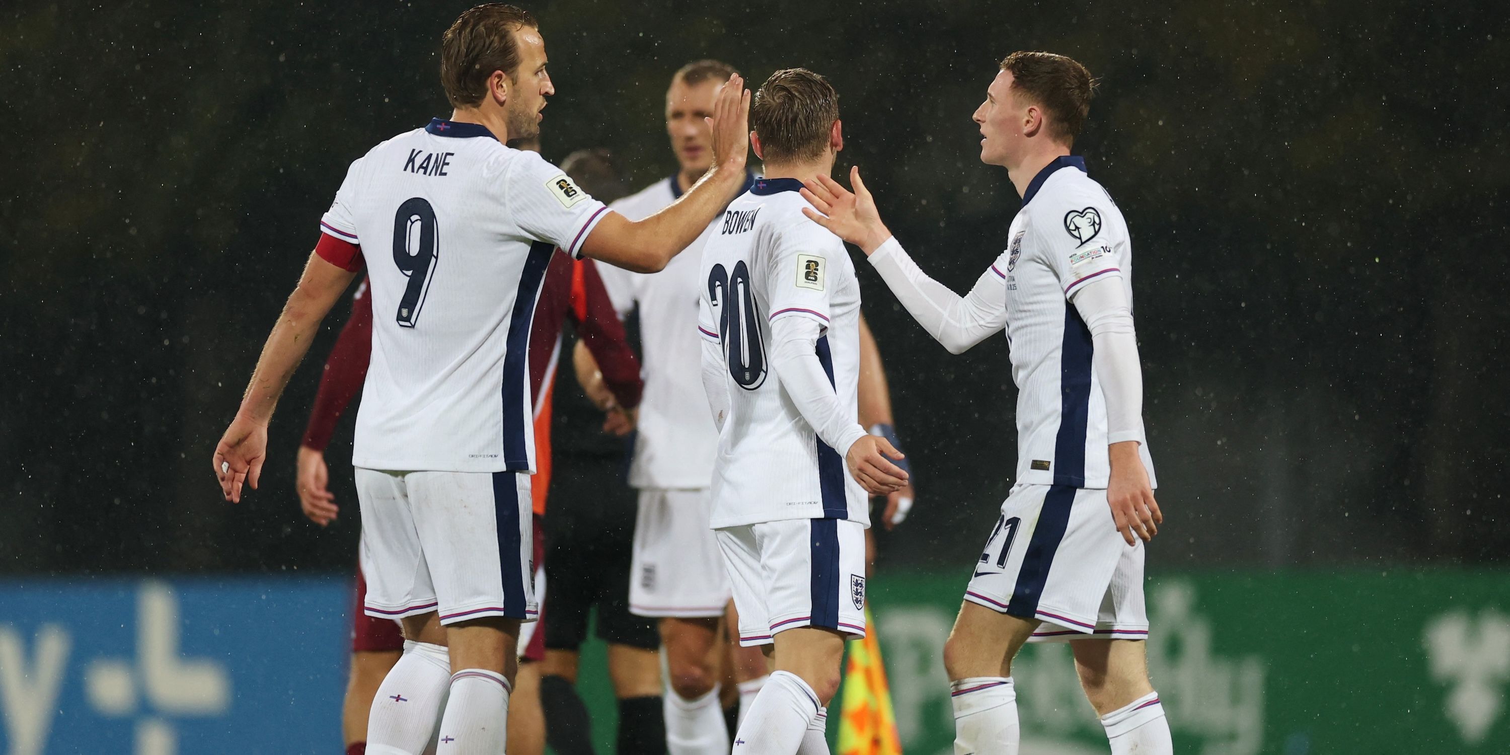 Harry Kane dari Inggris, Jarrod Bowen dan Elliot Anderson merayakan setelah lolos ke Piala Dunia FIFA