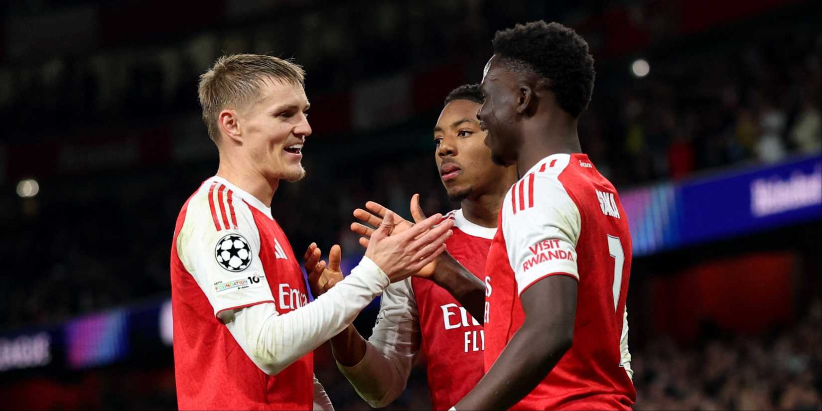 Saka, Odegaard e Lewis-Skelly em campo