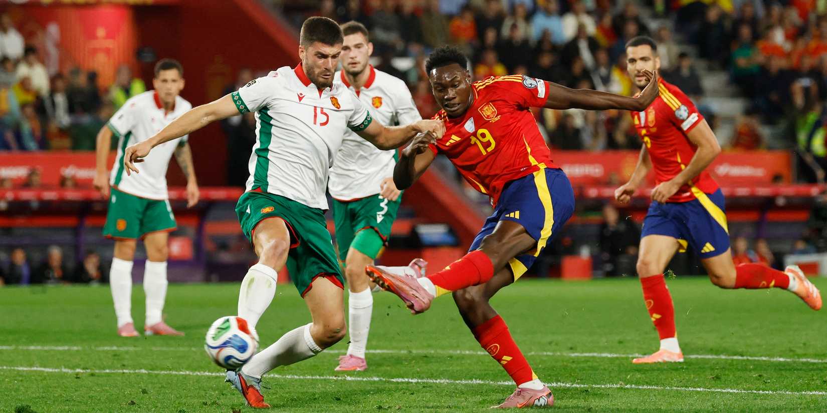 Spain's Samu Aghehowa in action with Bulgaria's Petko Hristov