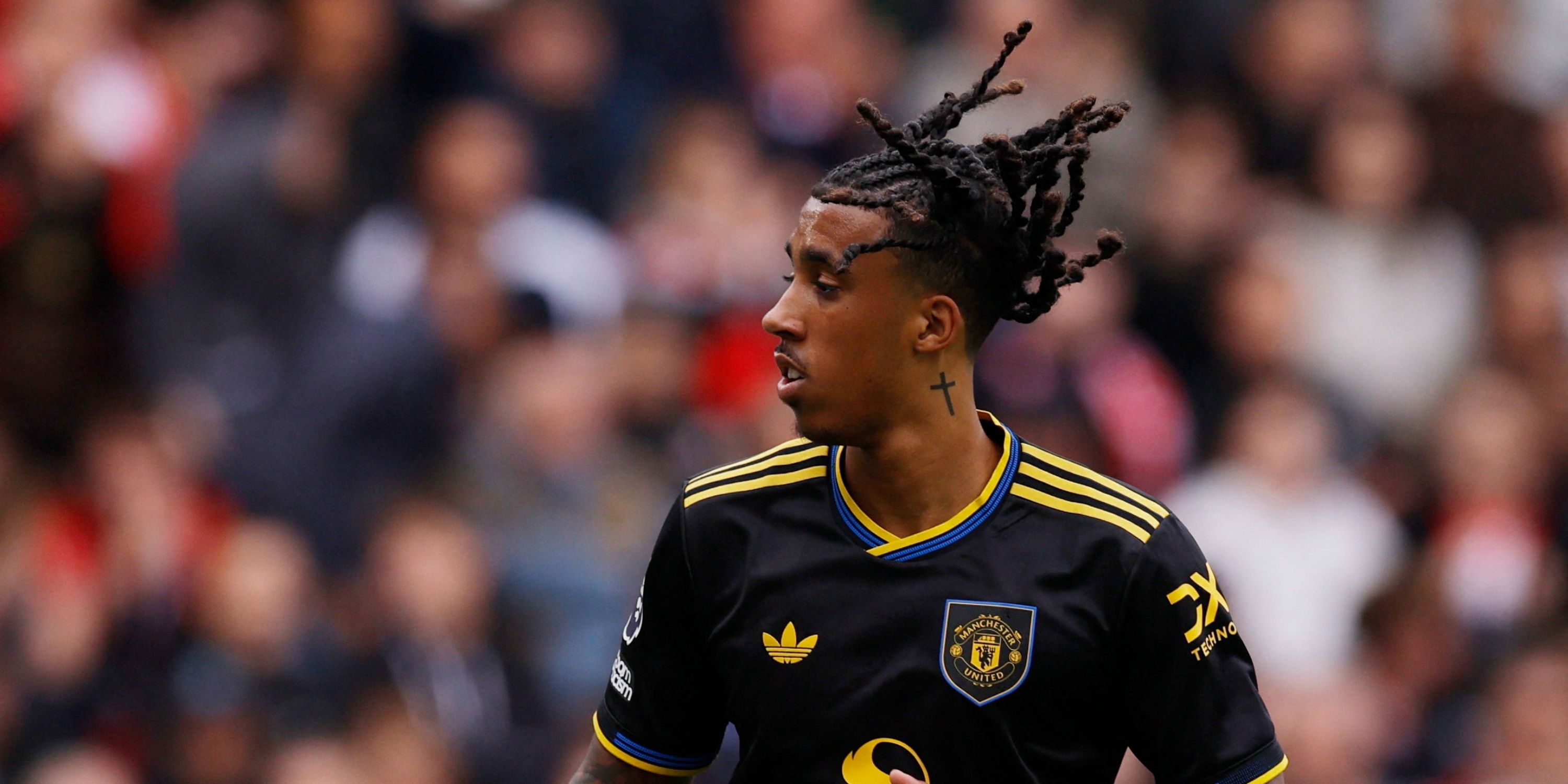 Leny Yoro en acción para el Manchester United