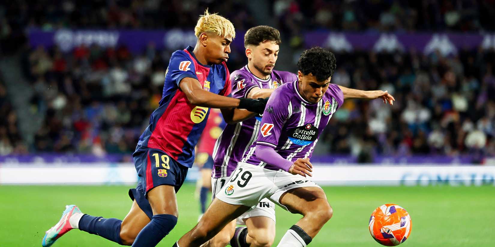 Adam Aznou in action for Real Vallodolid 