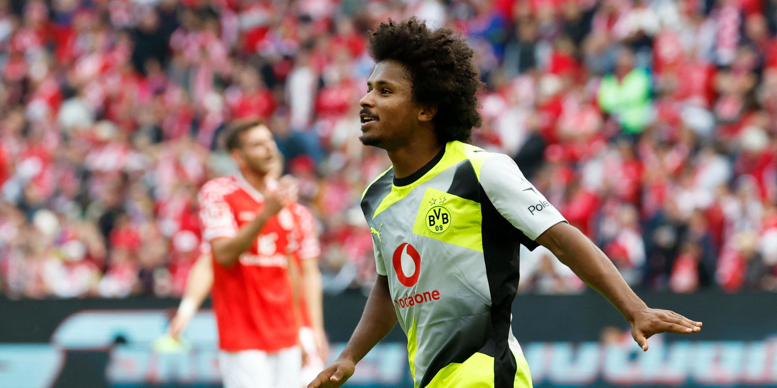 Karim Adeyemi jugando con el Borussia Dortmund